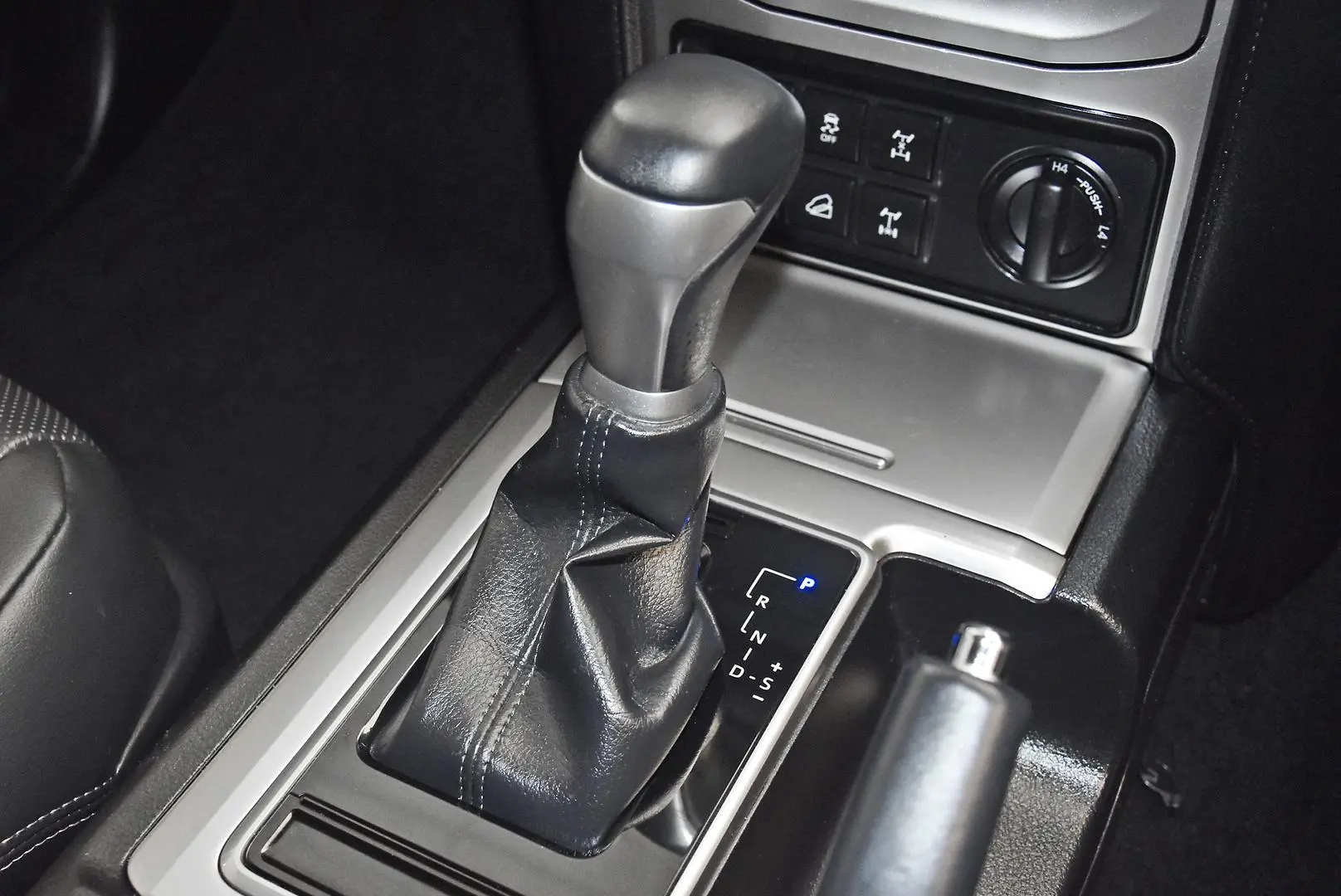 2022 Toyota Landcruiser Prado Gallery Image 12