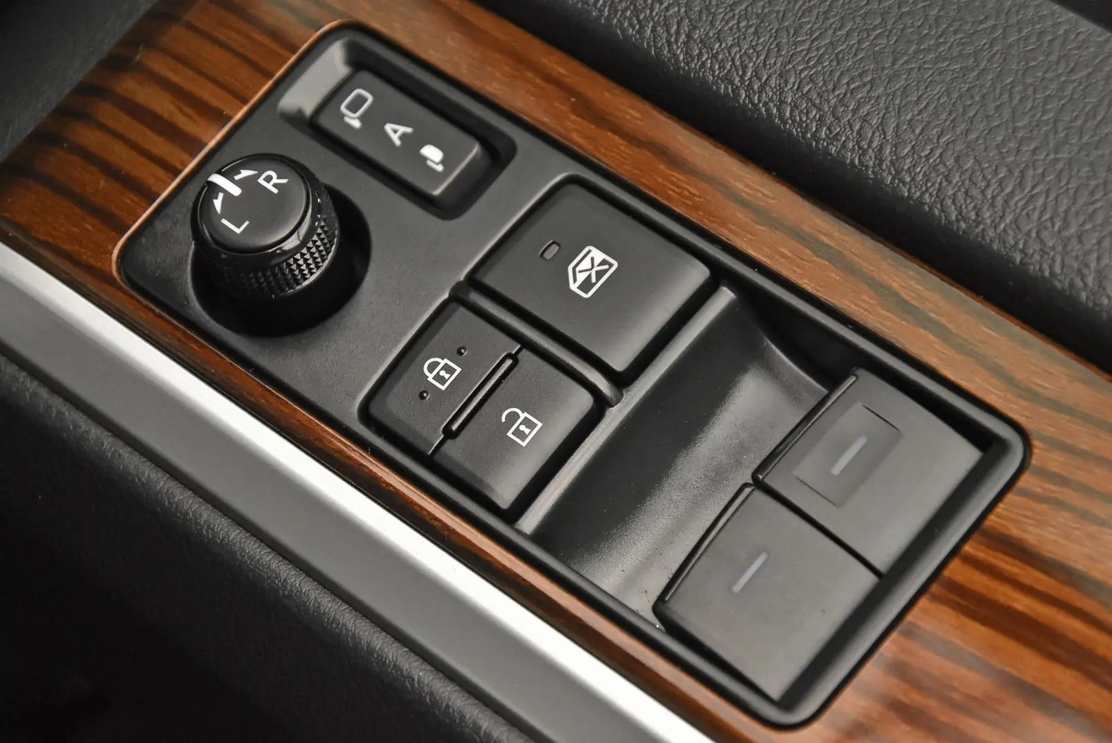 2025 Toyota Granvia Gallery Image 9