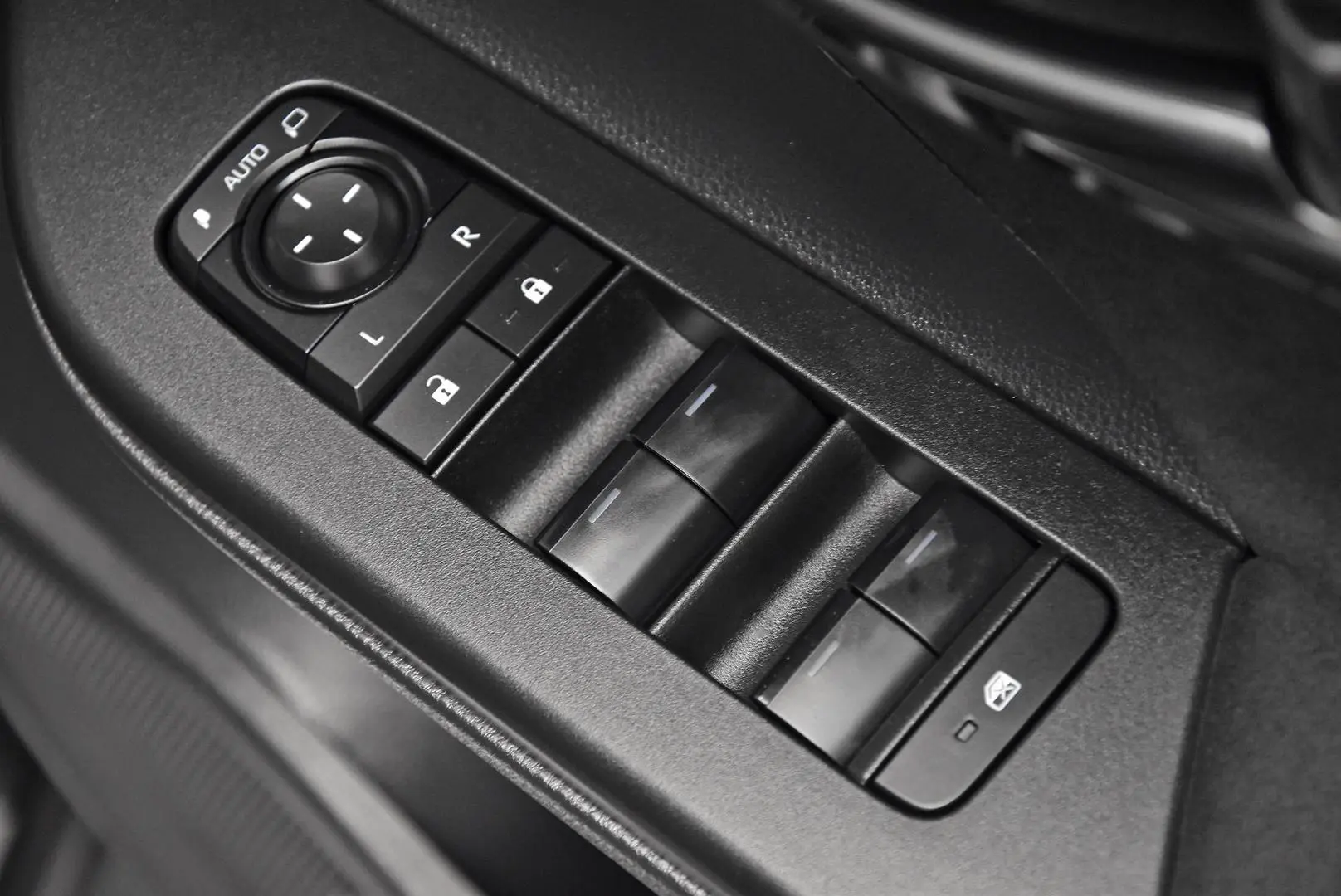 2025 Toyota C-HR Gallery Image 10