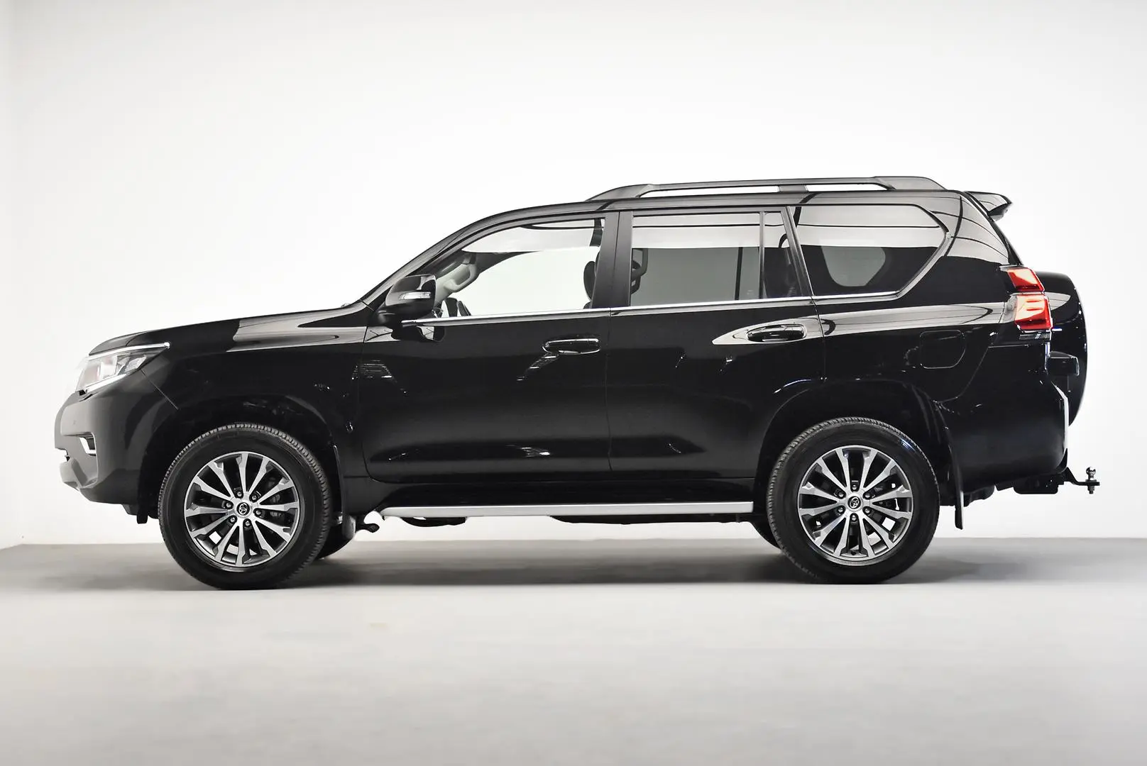 2023 Toyota Landcruiser Prado Gallery Image 4