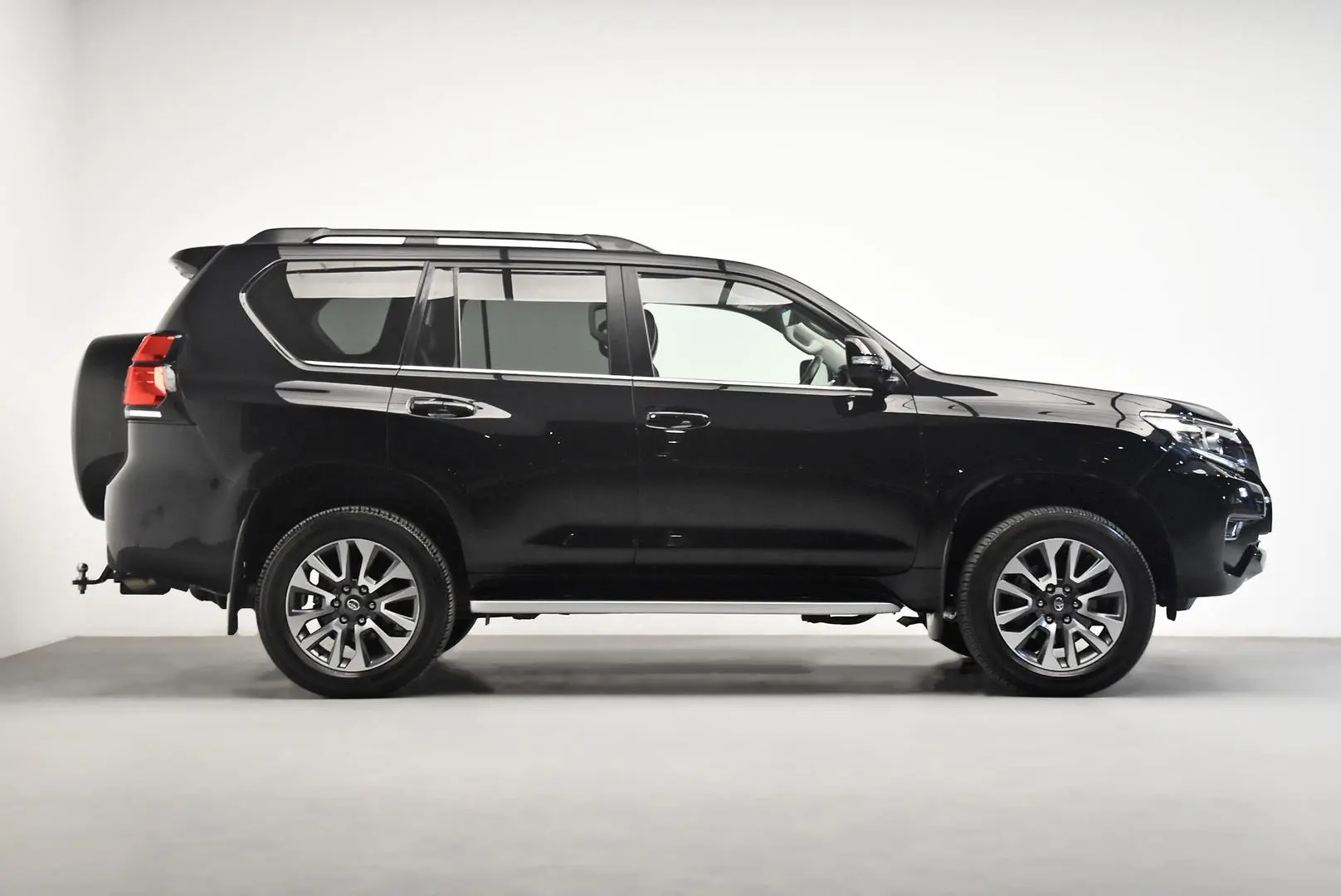 2023 Toyota Landcruiser Prado Gallery Image 3