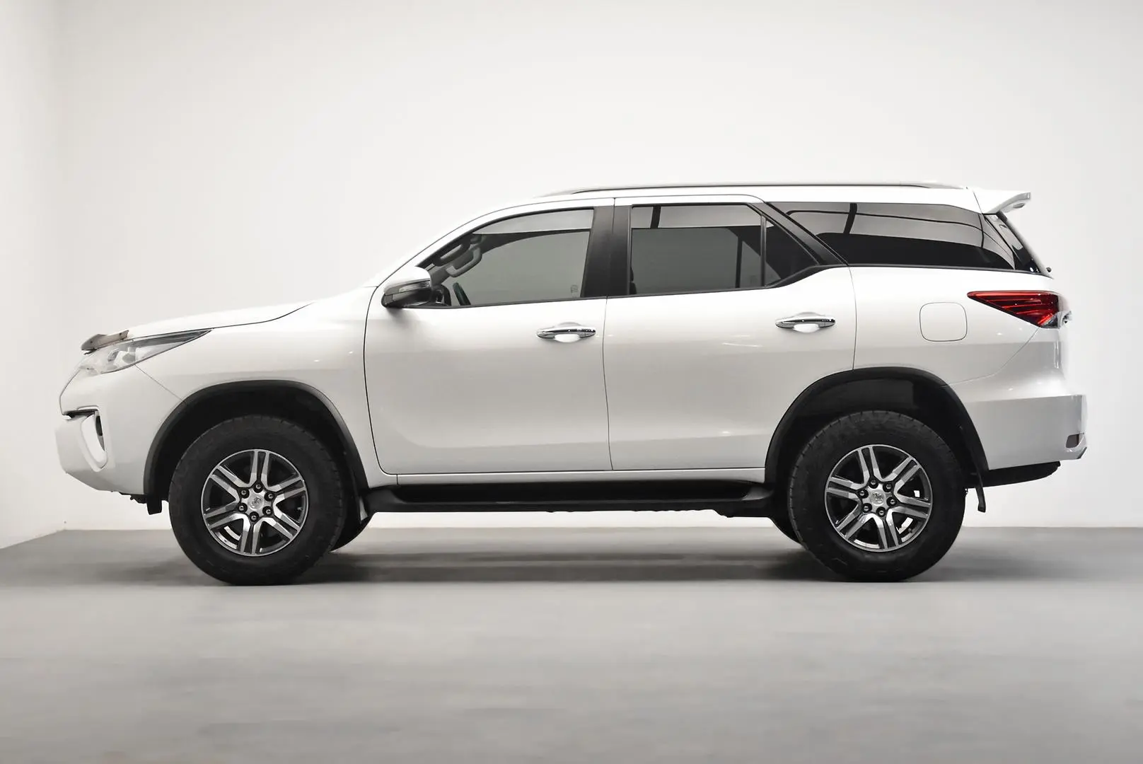 2018 Toyota Fortuner Gallery Image 4