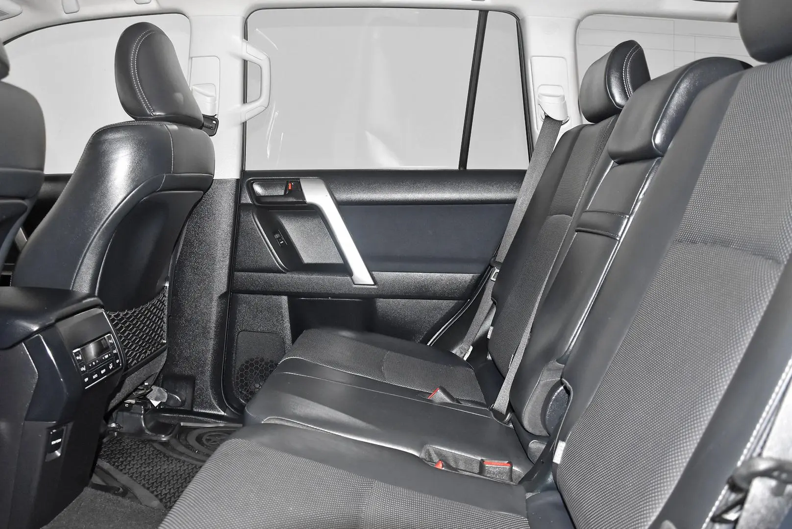 2018 Toyota Landcruiser Prado Gallery Image 17