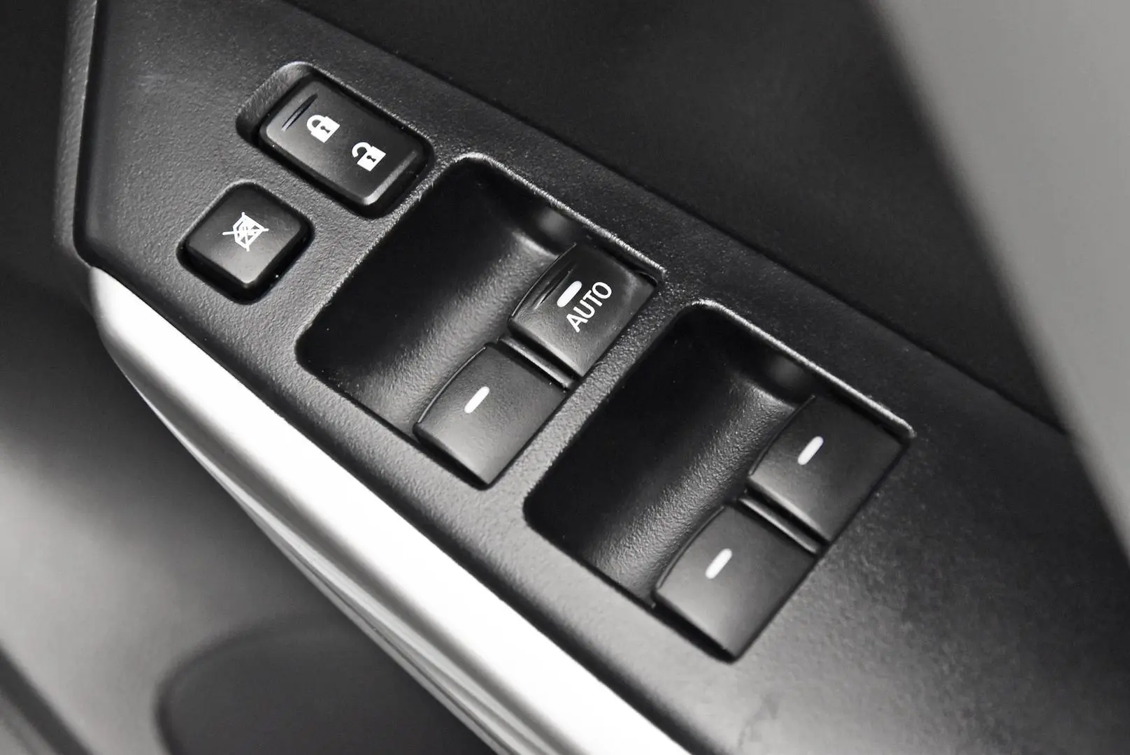 2018 Mitsubishi Pajero Sport Gallery Image 9