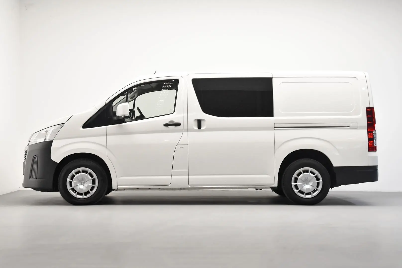 2021 Toyota Hiace Gallery Image 4