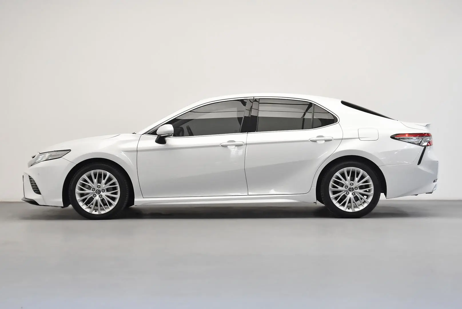 2017 Toyota Camry Gallery Image 4