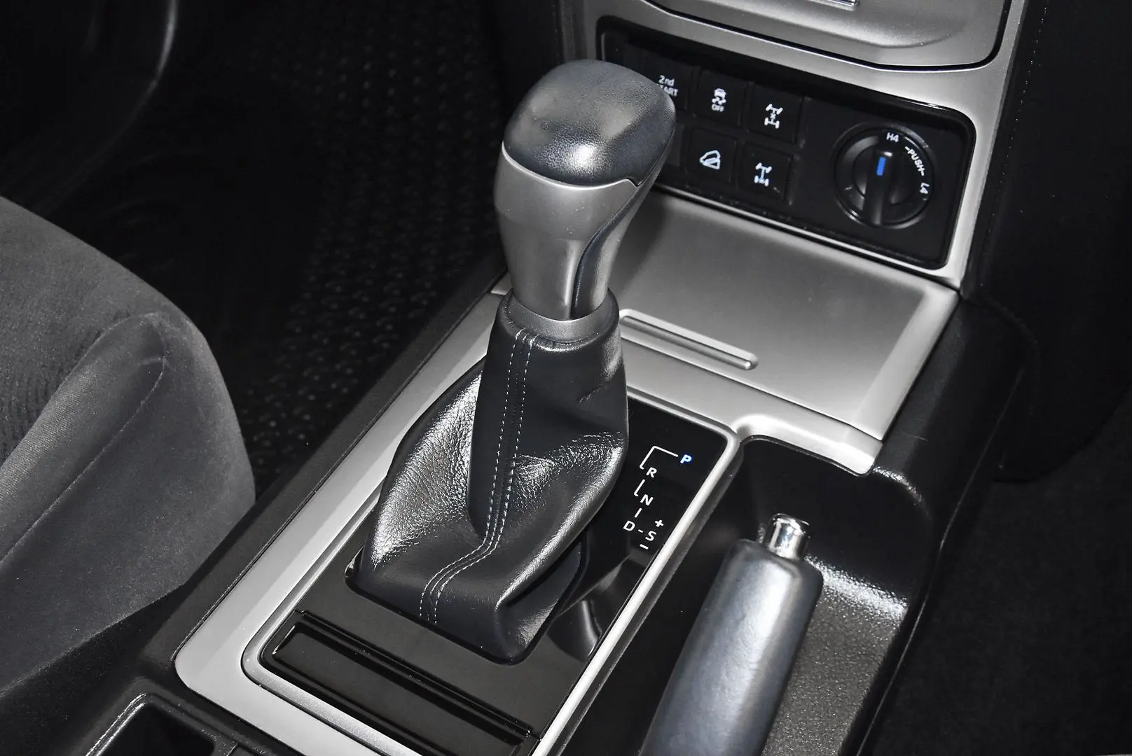 2022 Toyota Landcruiser Prado Gallery Image 12