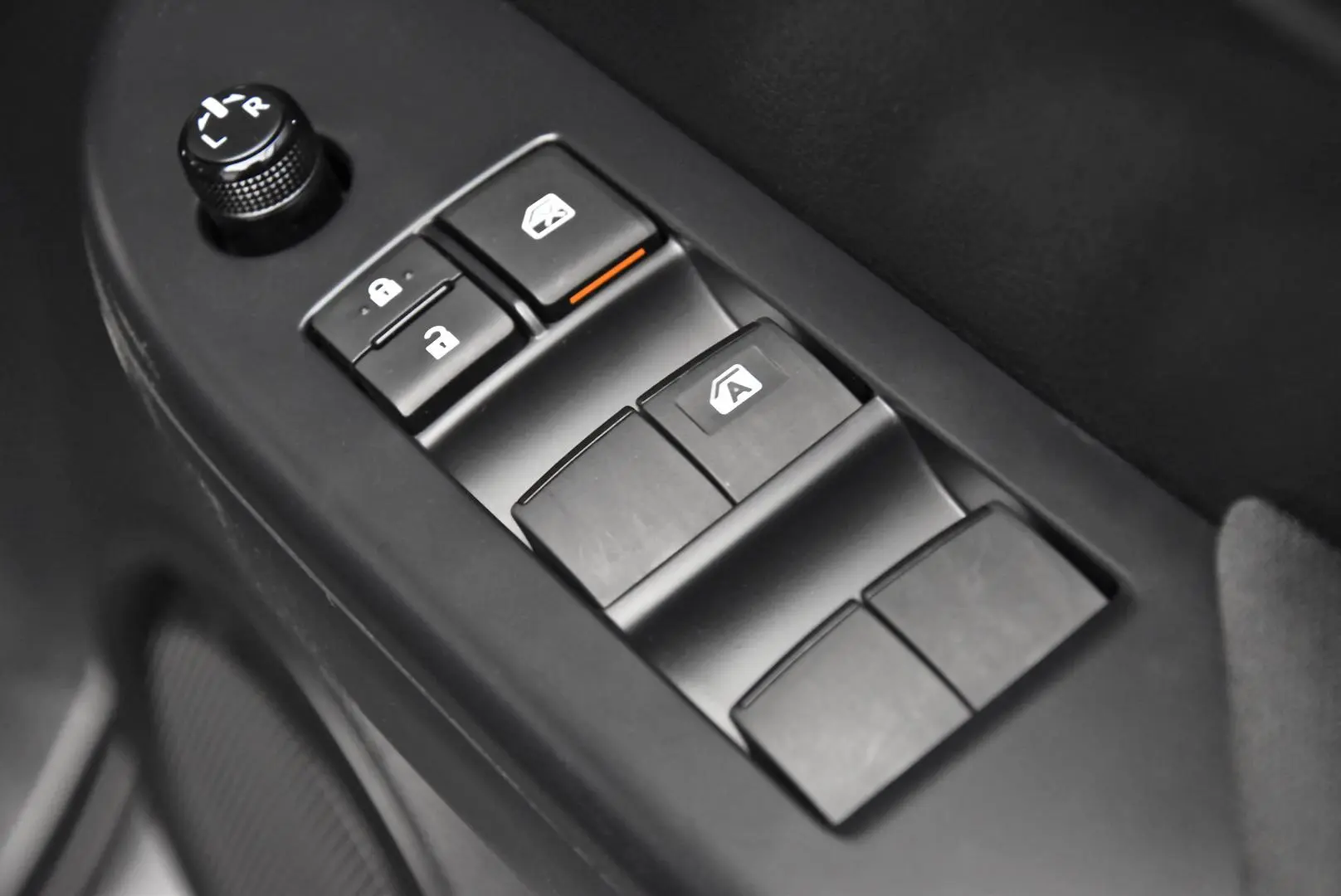 2025 Toyota Hilux Gallery Image 9