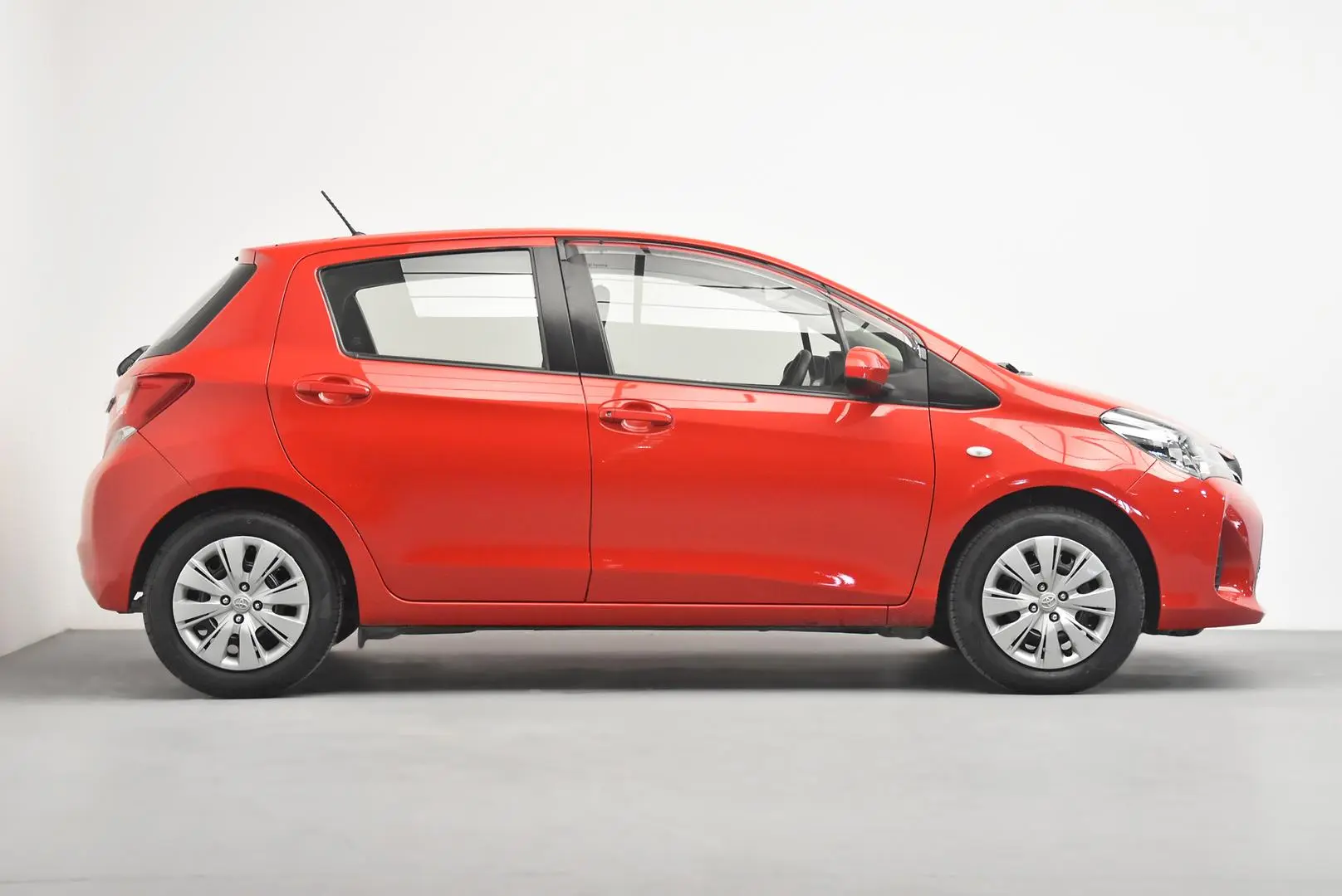 2016 Toyota Yaris Gallery Image 3