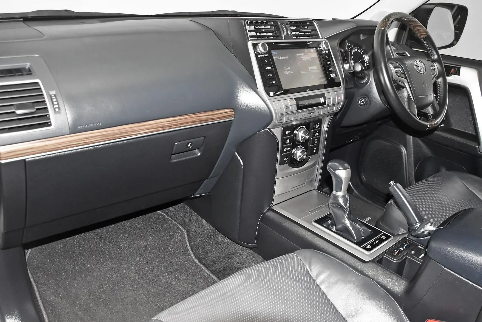 2017 Toyota Landcruiser Prado Gallery Image 17