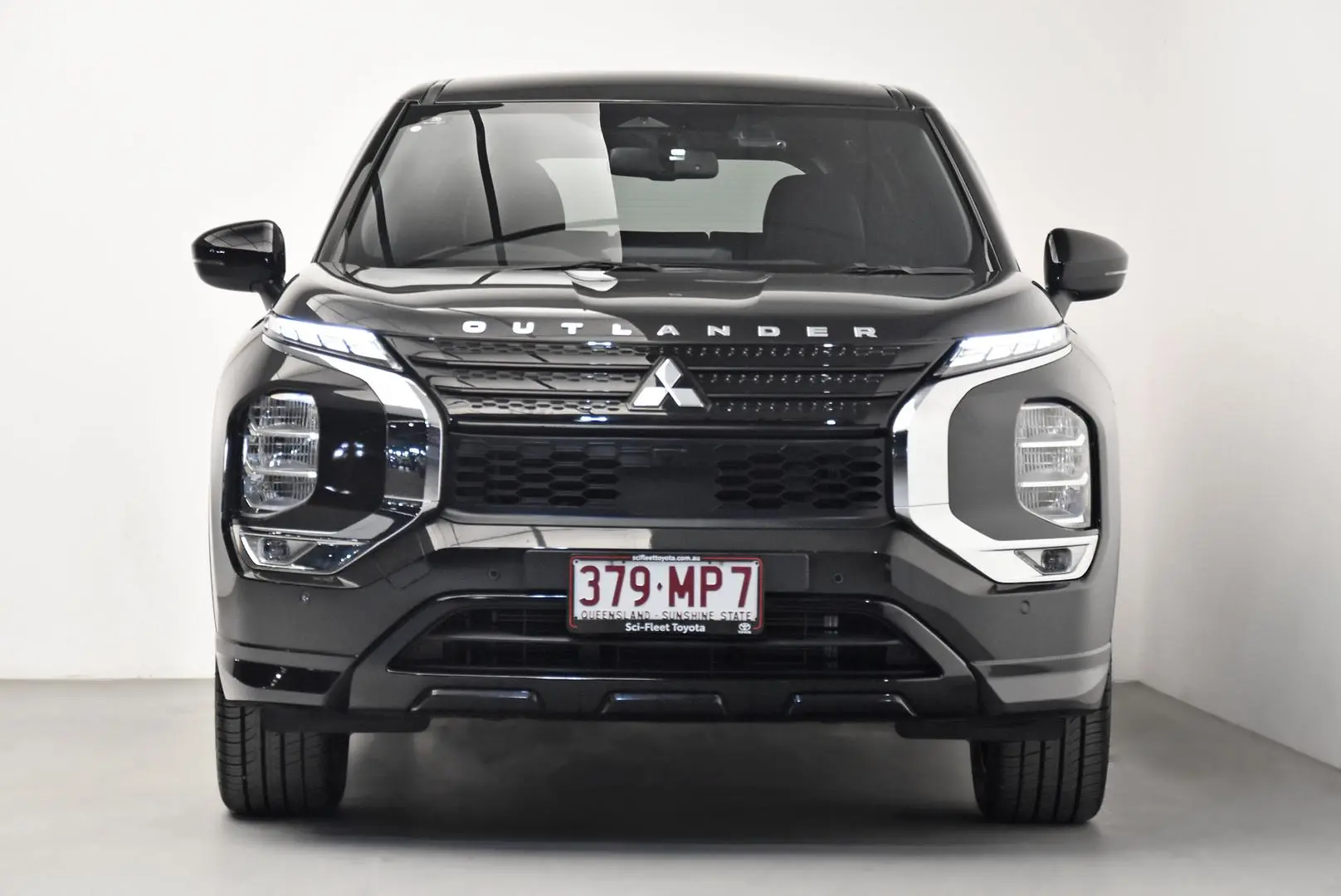 2023 Mitsubishi Outlander Gallery Image 2