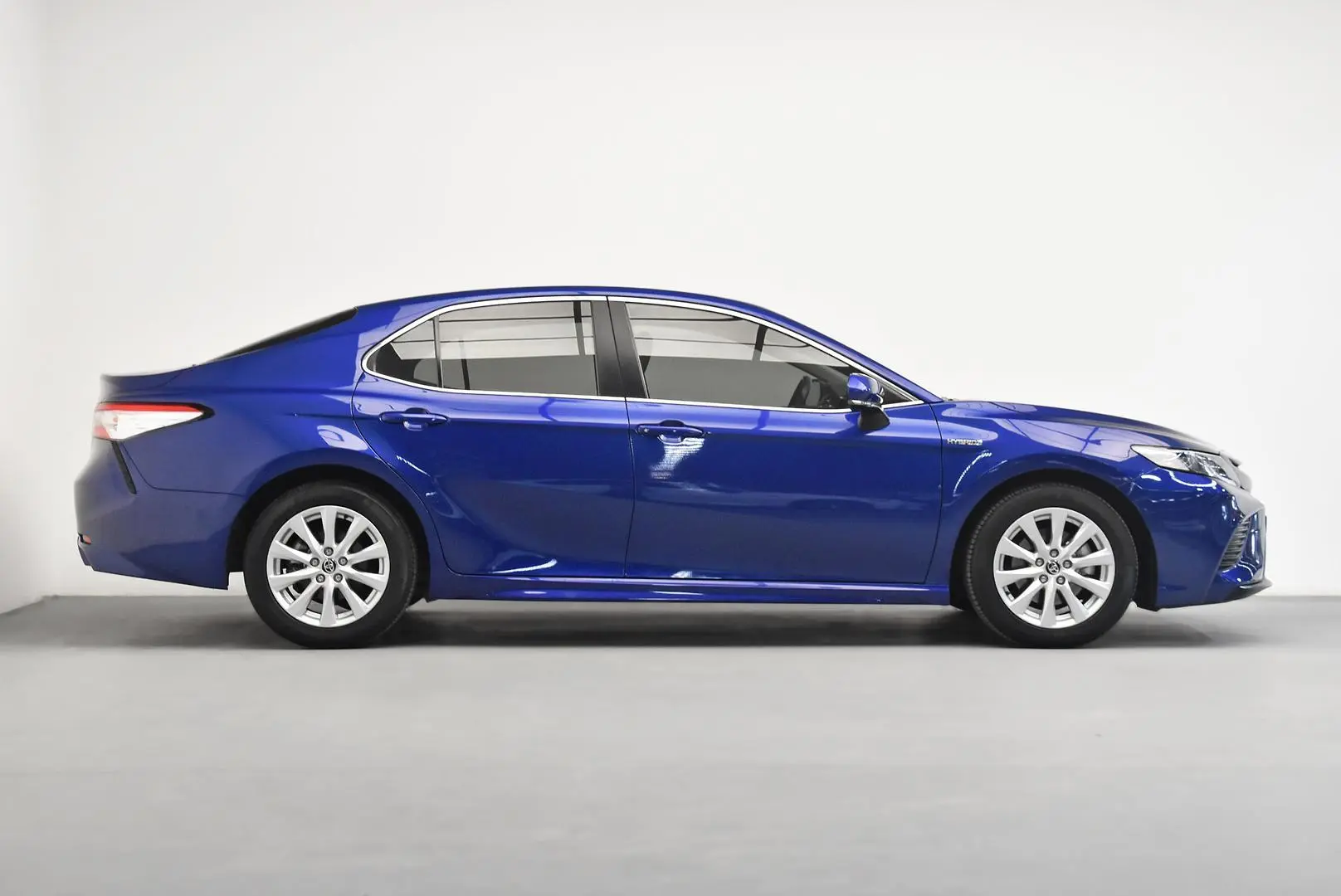 2020 Toyota Camry Gallery Image 3