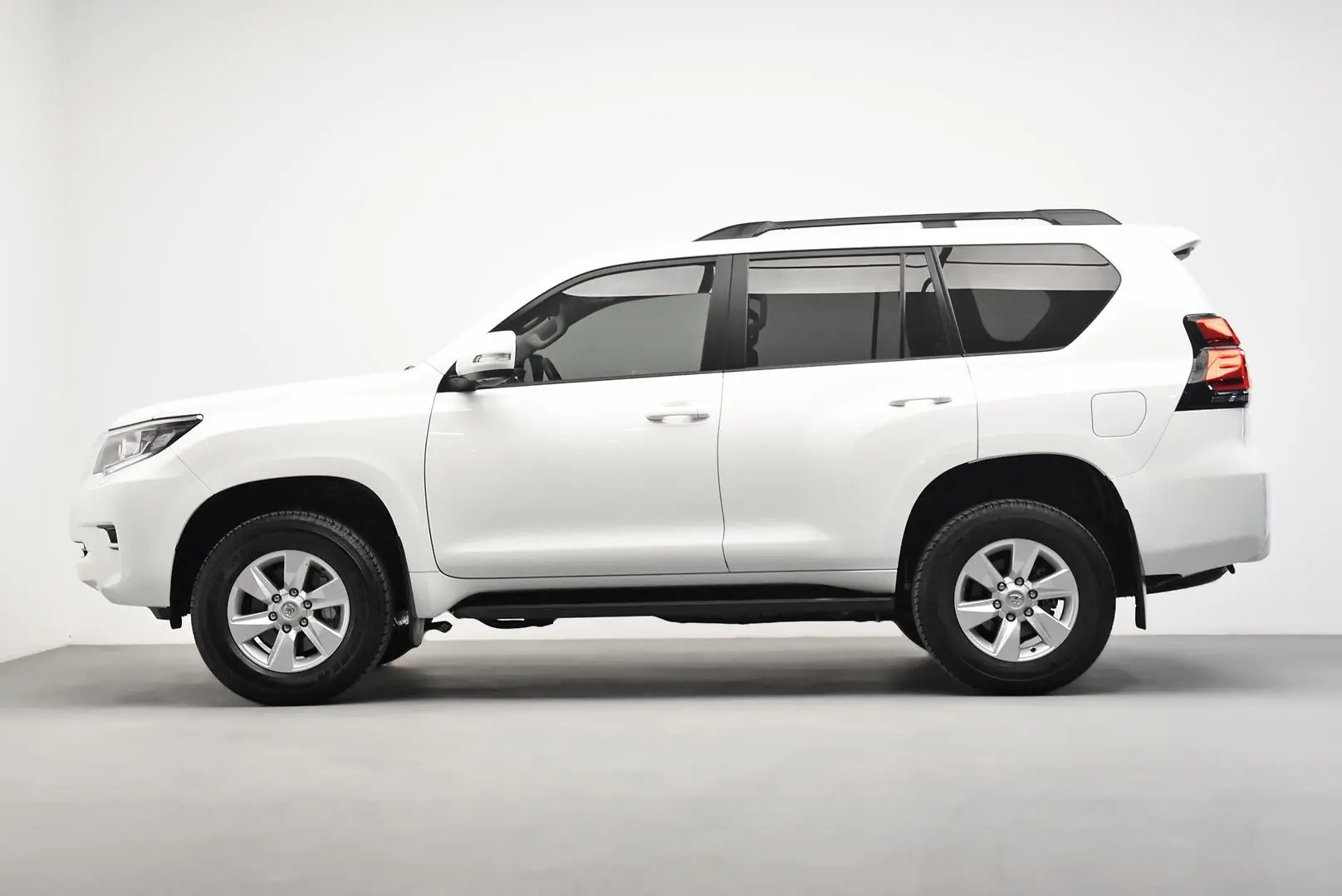 2022 Toyota Landcruiser Prado Gallery Image 4