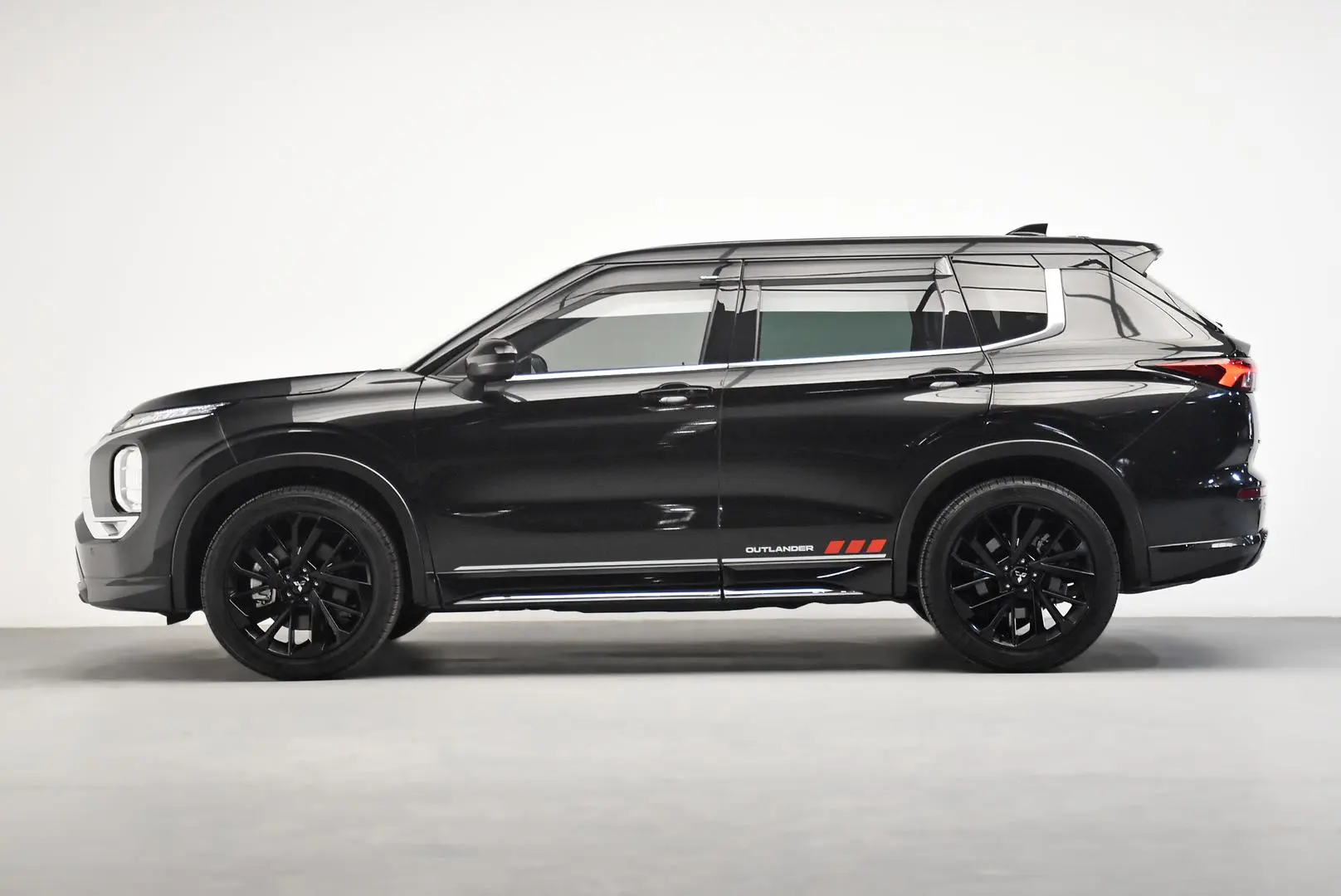 2023 Mitsubishi Outlander Gallery Image 4