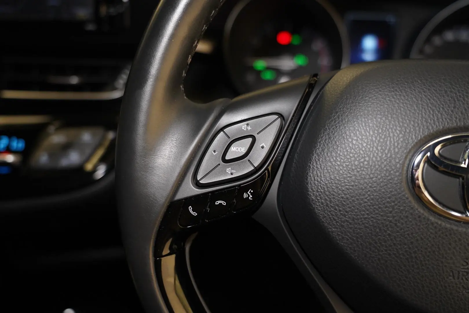 2018 Toyota C-HR Gallery Image 16