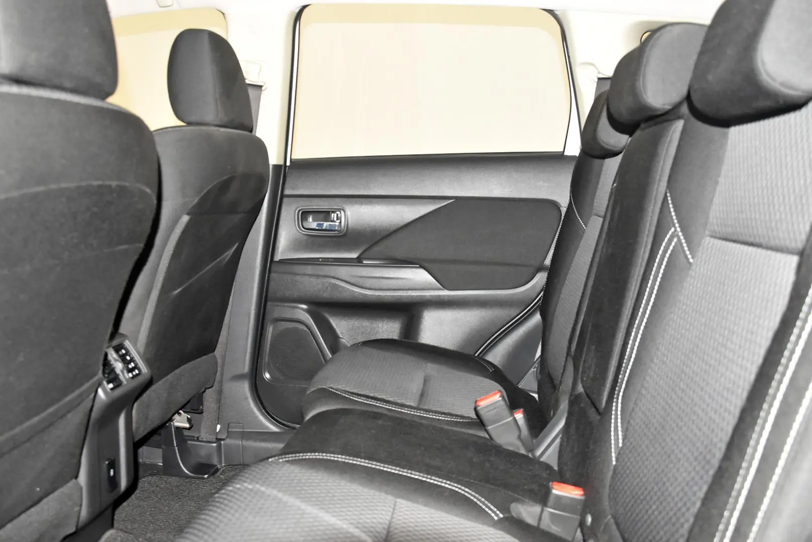 2019 Mitsubishi Outlander Gallery Image 18