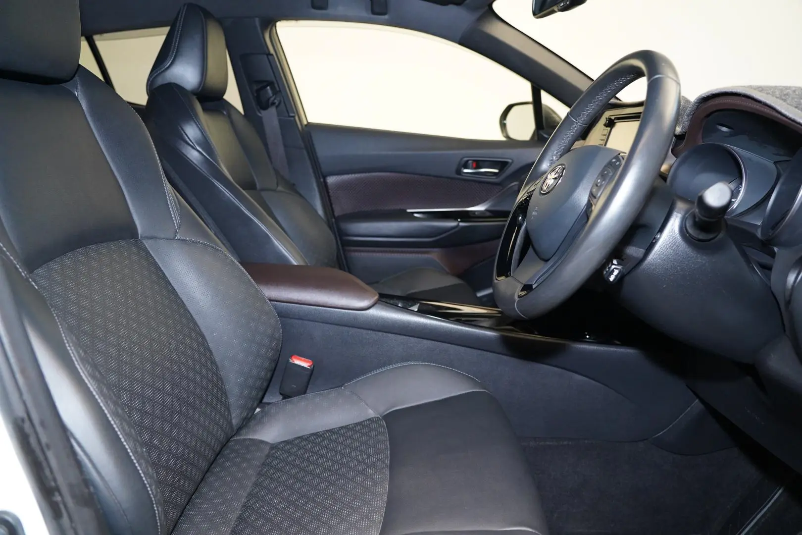2018 Toyota C-HR Gallery Image 21