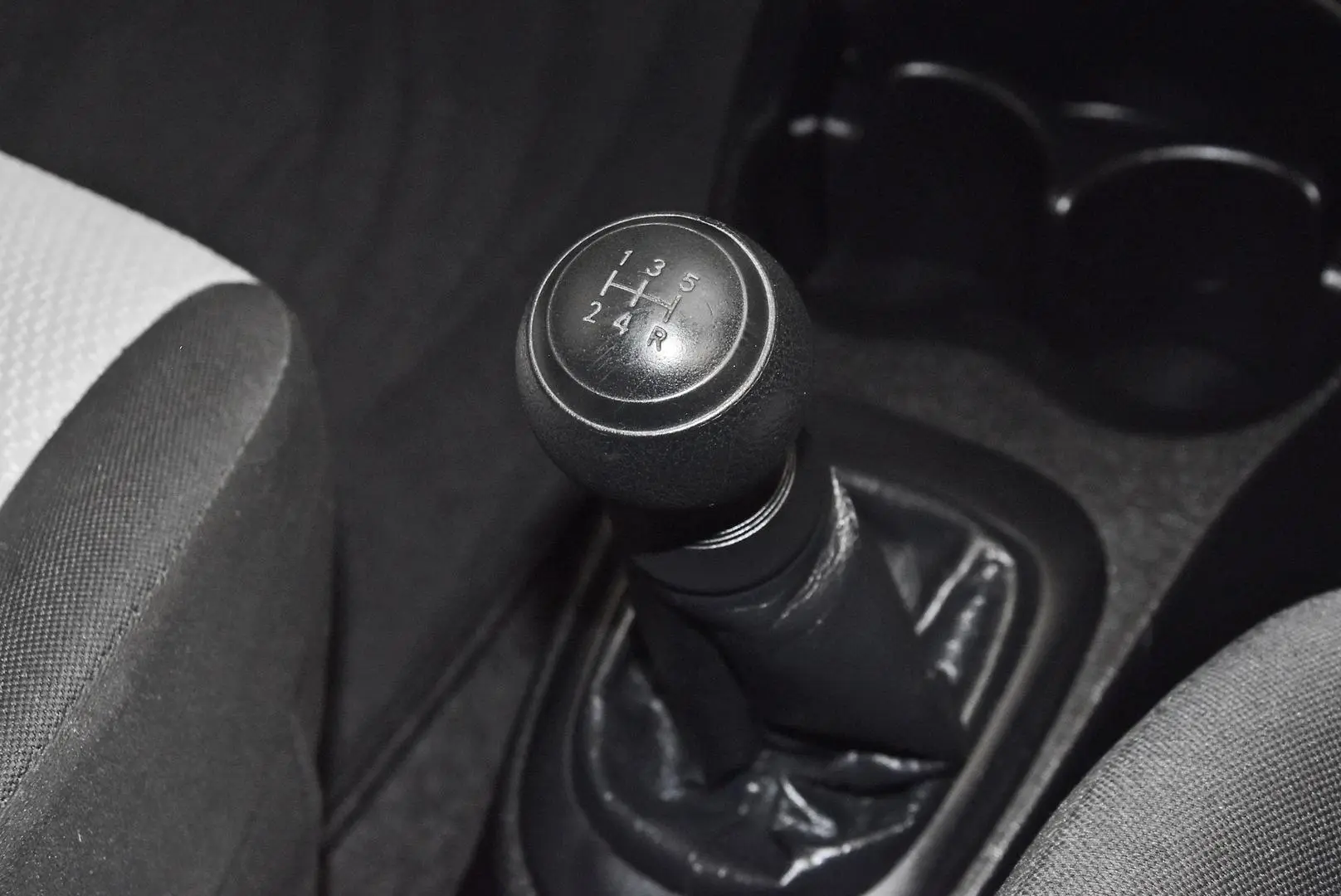 2013 Toyota Yaris Gallery Image 13