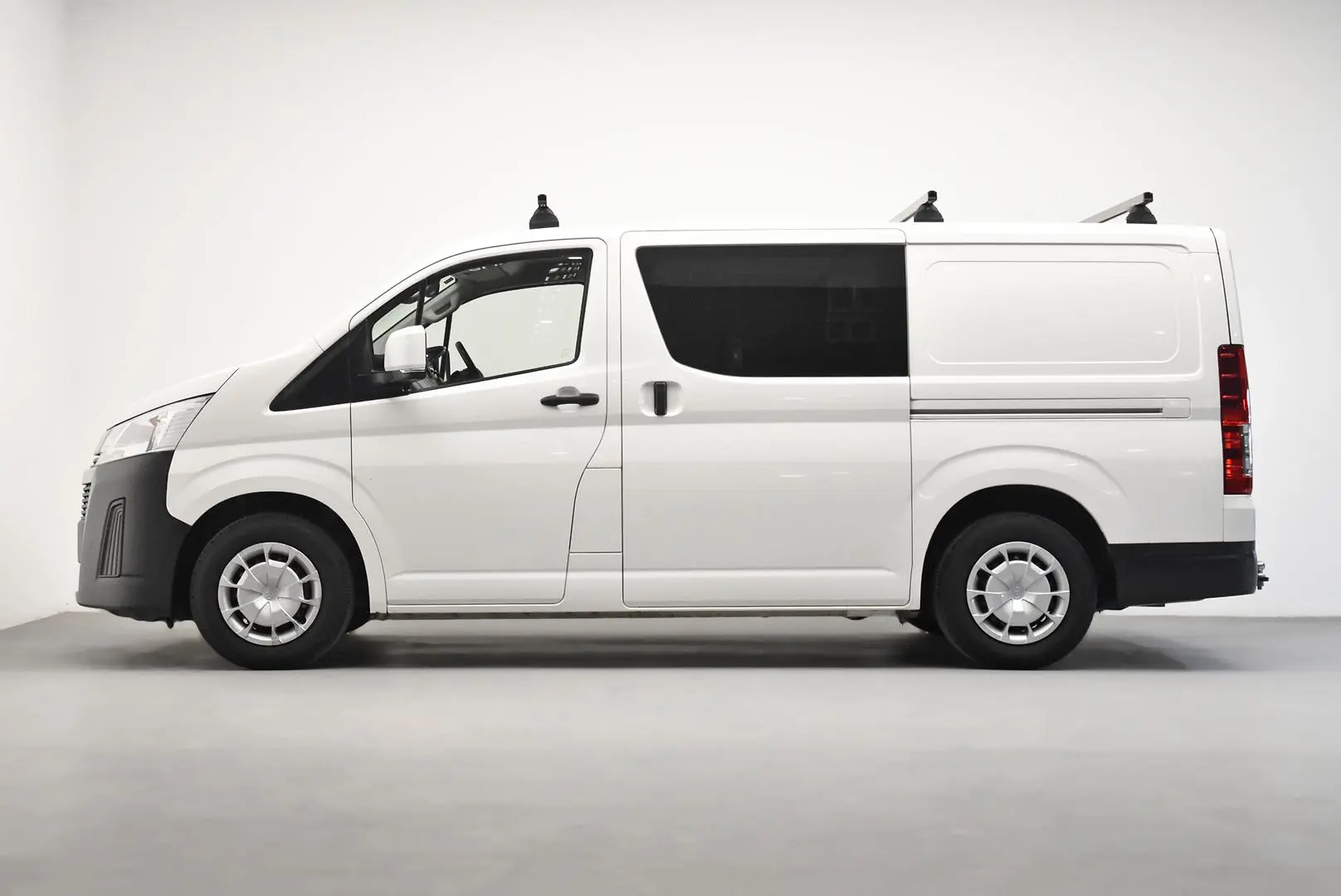 2023 Toyota Hiace Gallery Image 4