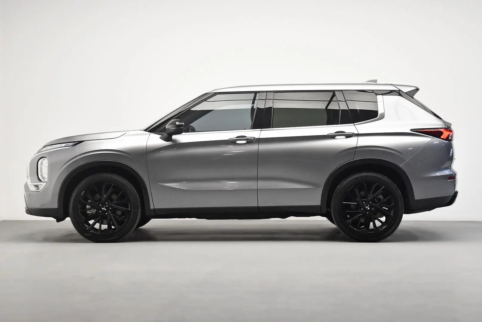 2023 Mitsubishi Outlander Gallery Image 4