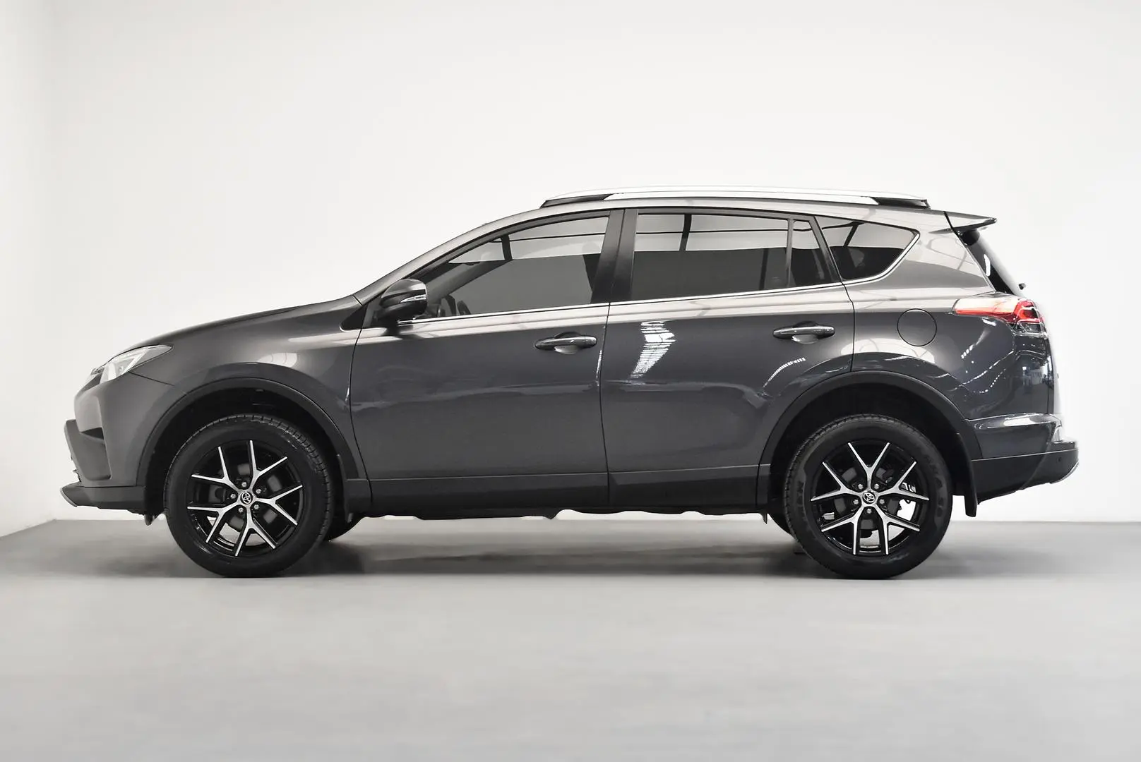 2017 Toyota RAV4 Gallery Image 4
