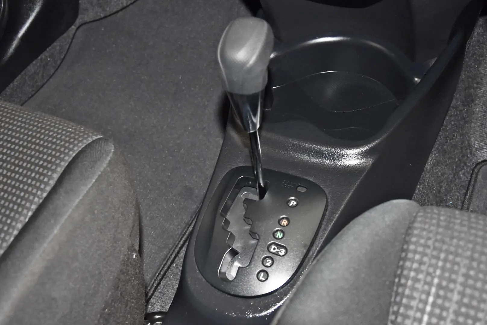 2016 Toyota Yaris Gallery Image 13