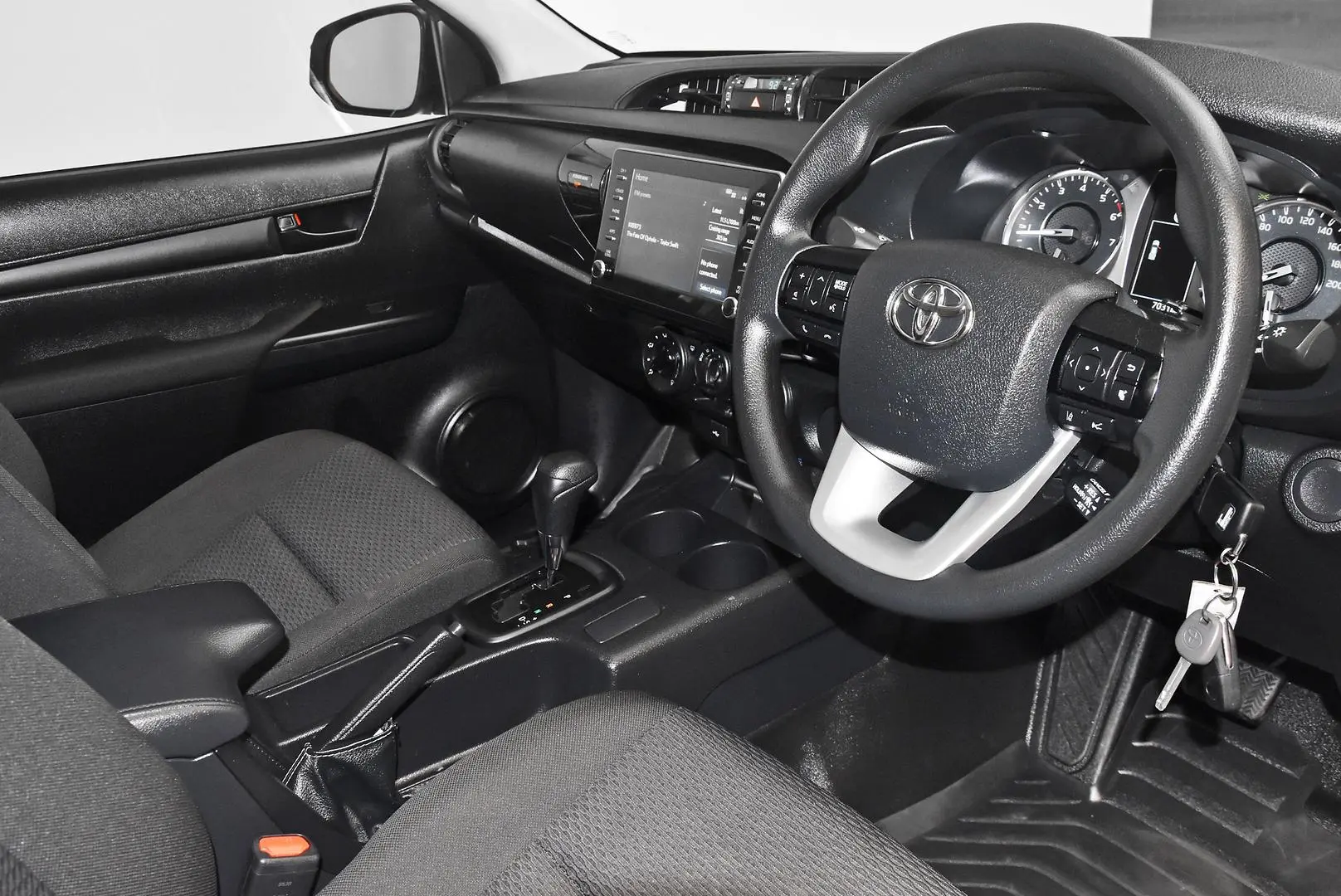 2025 Toyota Hilux Gallery Image 8