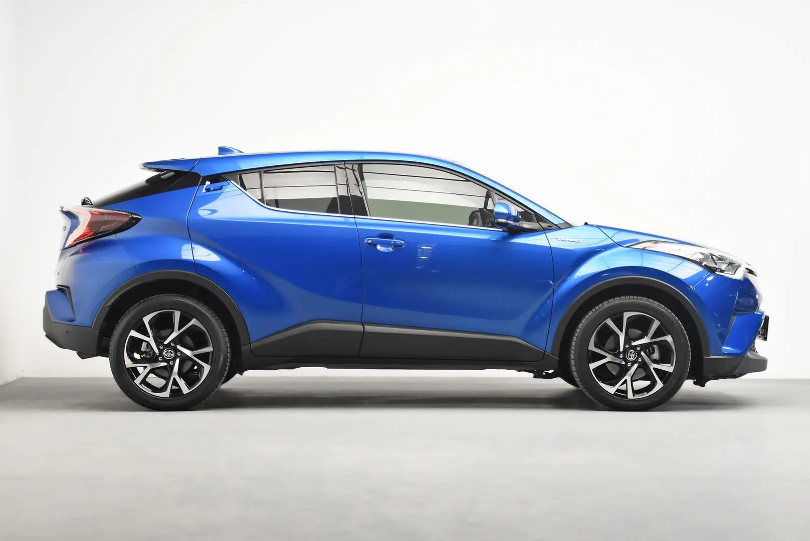 2017 Toyota C-HR Gallery Image 3