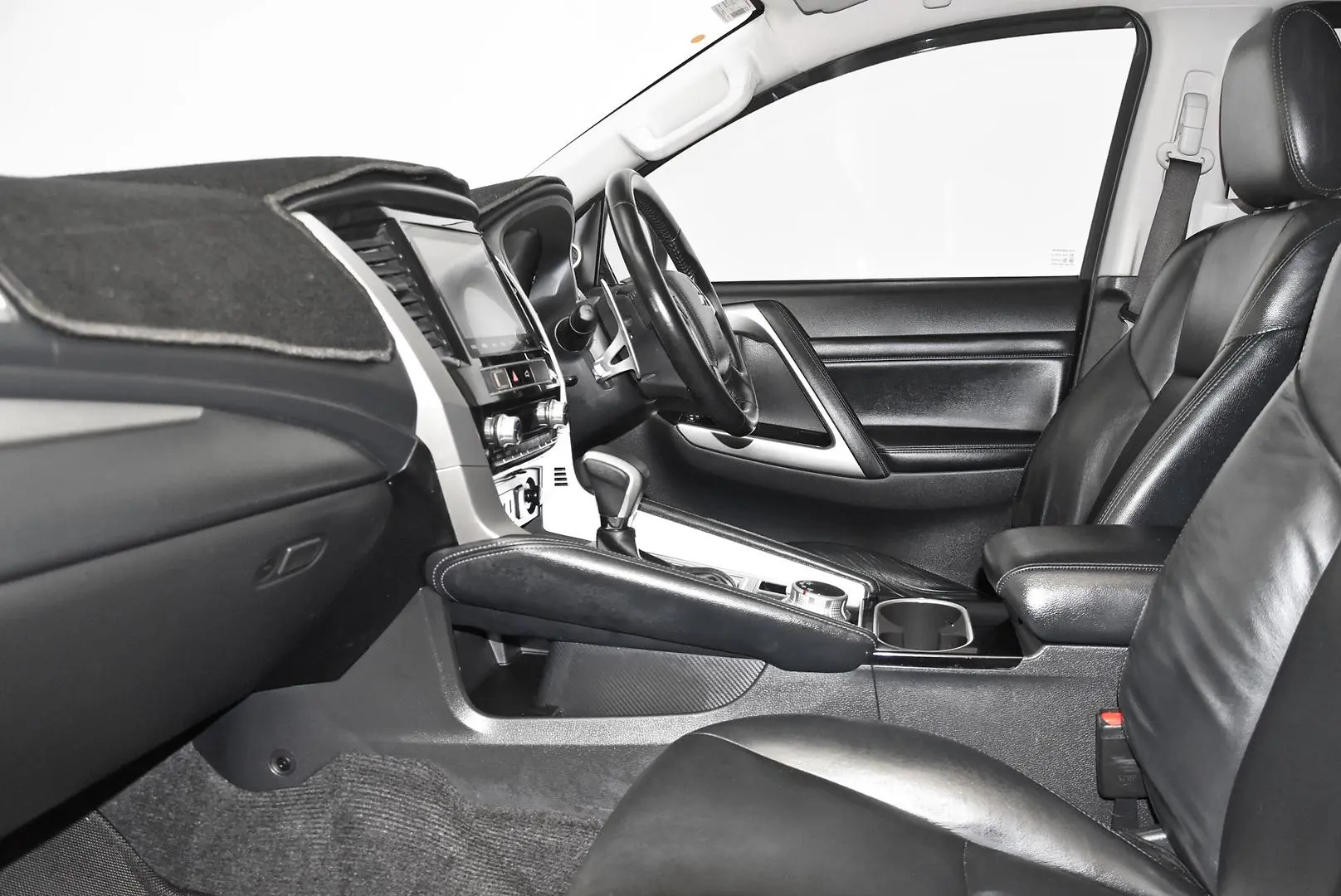 2022 Mitsubishi Pajero Sport Gallery Image 18