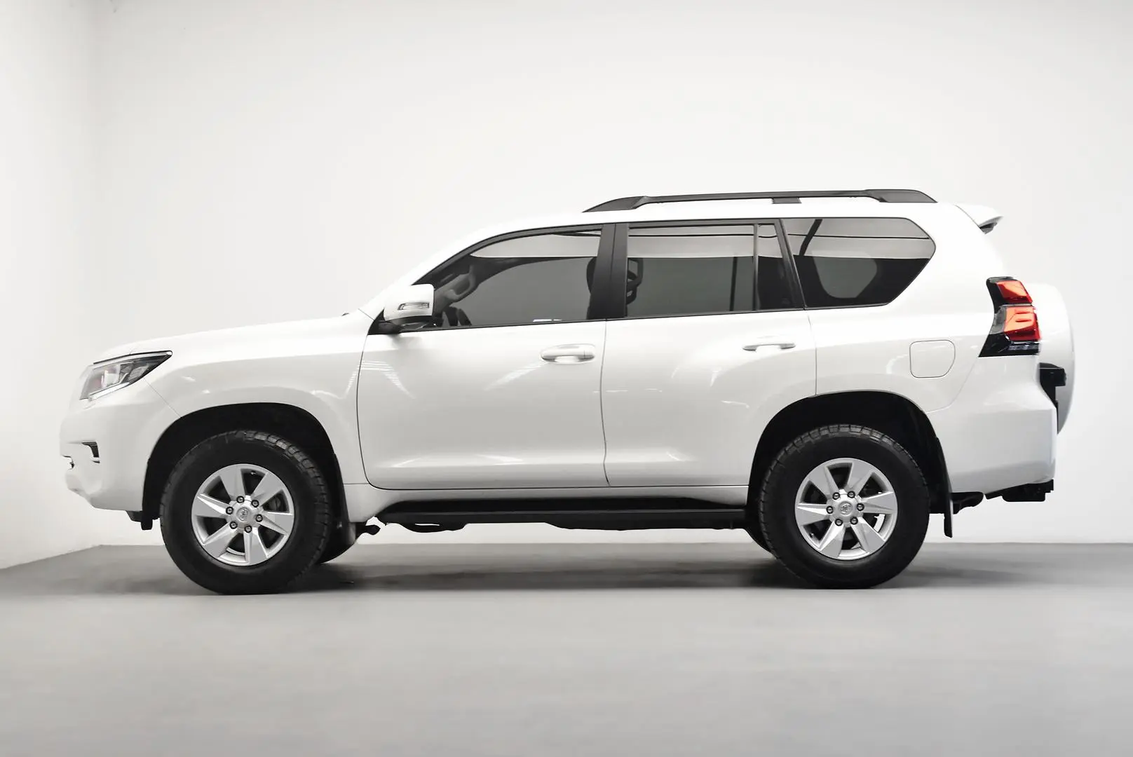2022 Toyota Landcruiser Prado Gallery Image 4