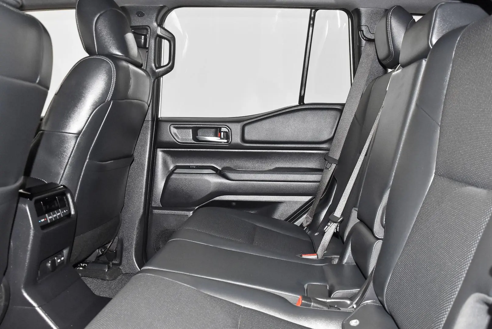 2025 Toyota Landcruiser Prado Gallery Image 19