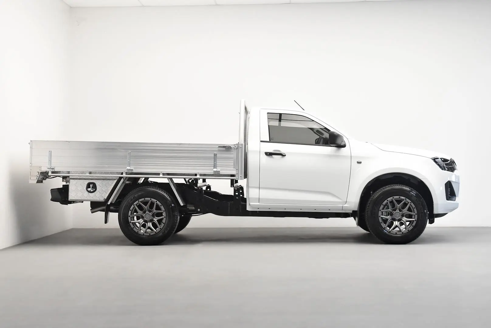 2025 Isuzu D-MAX Gallery Image 3