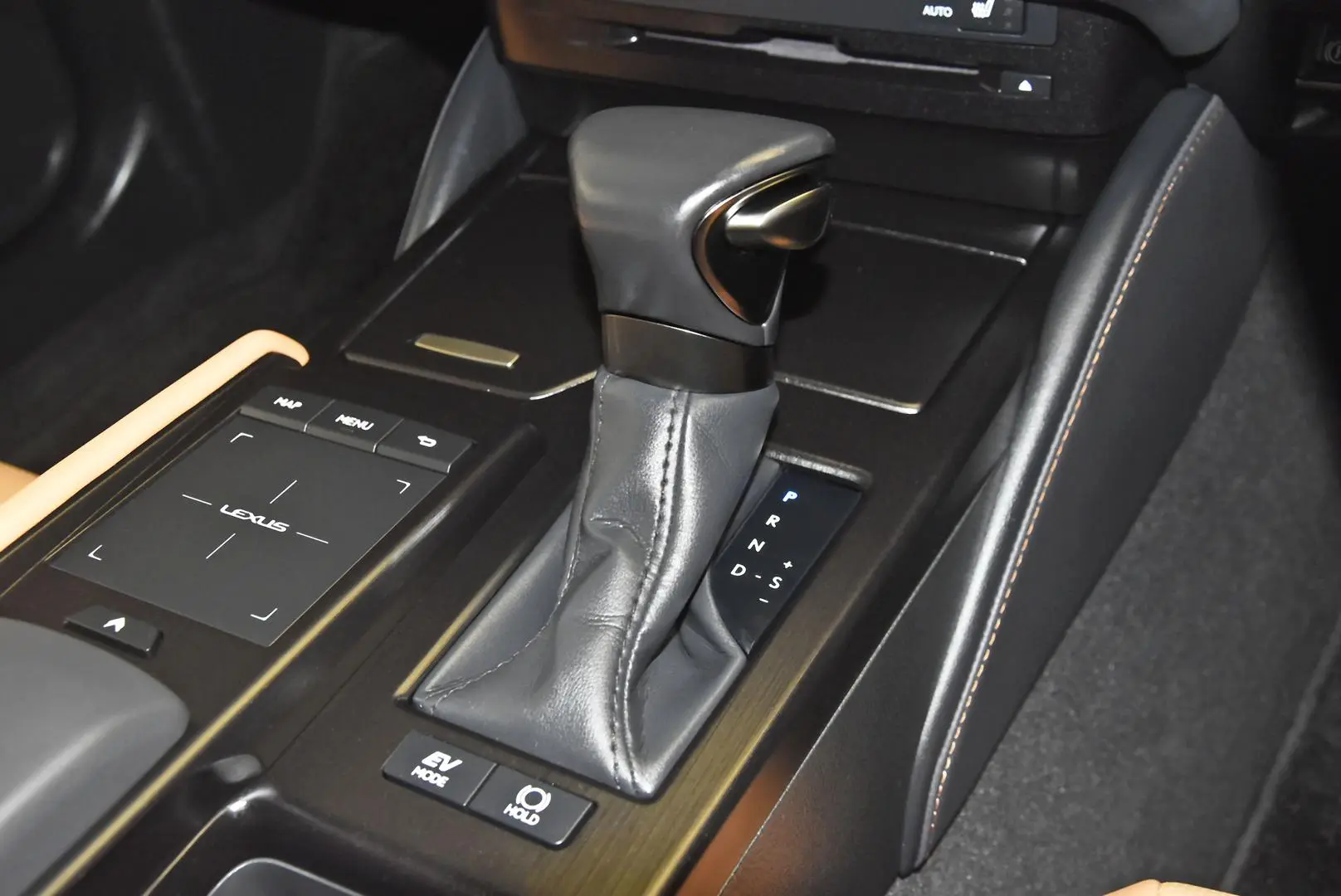 2022 Lexus ES Gallery Image 13