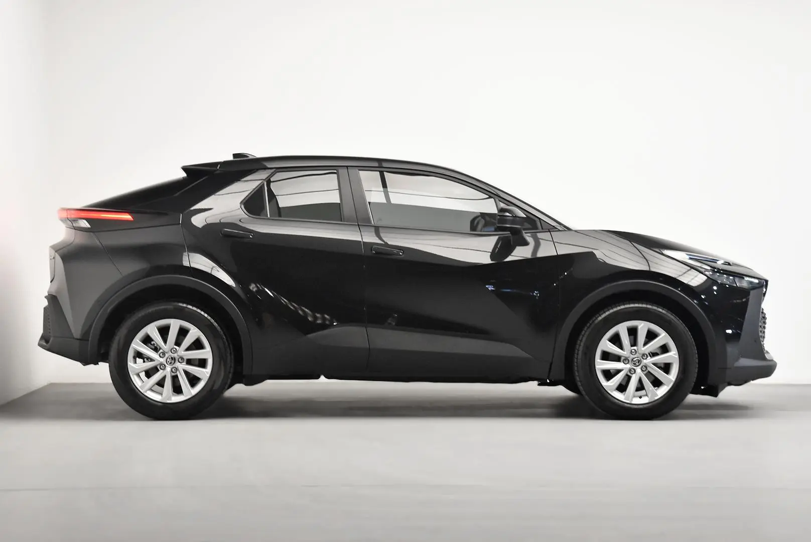 2025 Toyota C-HR Gallery Image 3