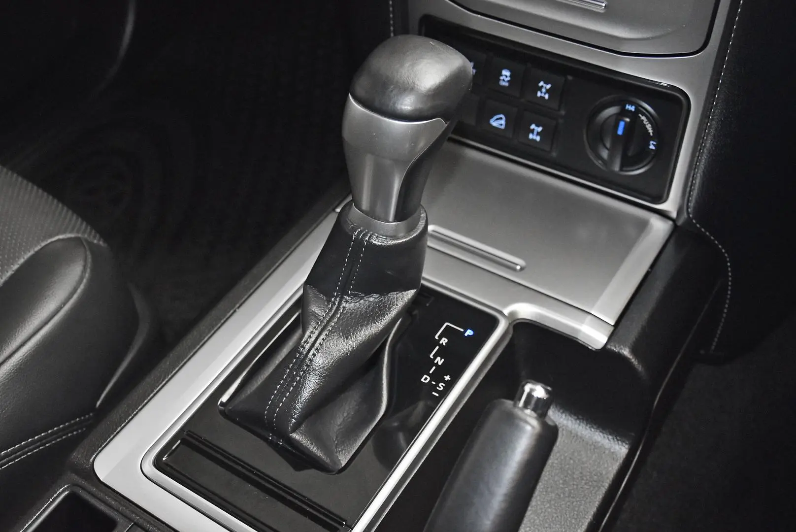 2019 Toyota Landcruiser Prado Gallery Image 12