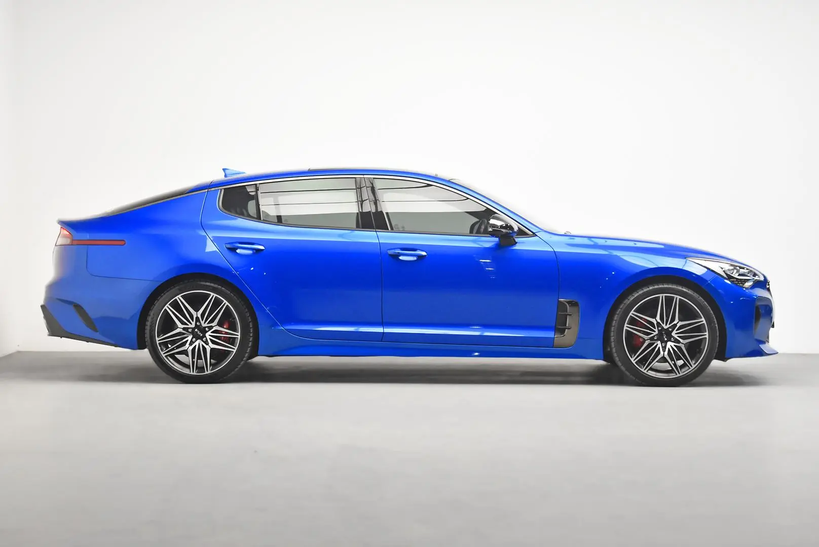 2022 Kia Stinger Gallery Image 3
