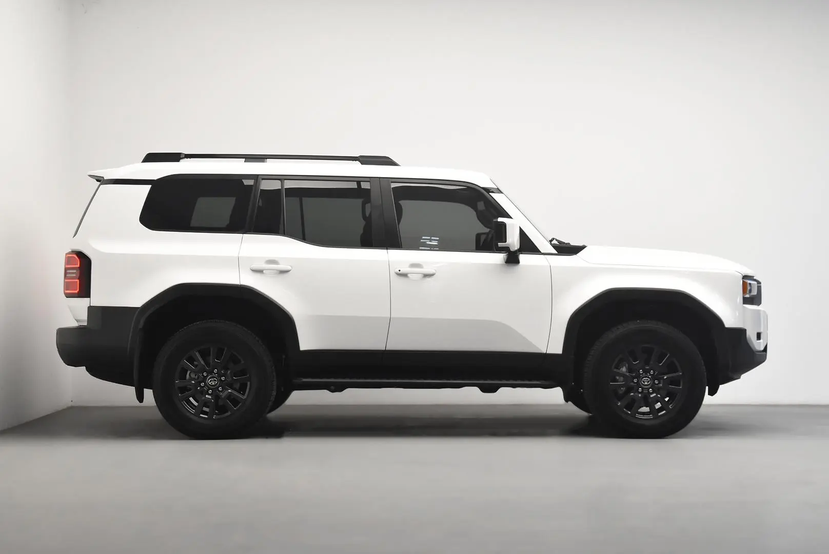 2025 Toyota Landcruiser Prado Gallery Image 3