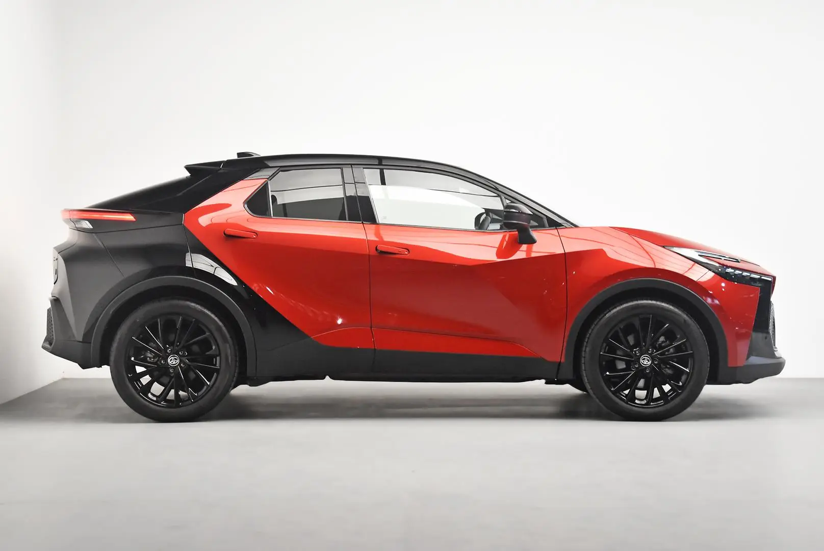 2023 Toyota C-HR Gallery Image 3