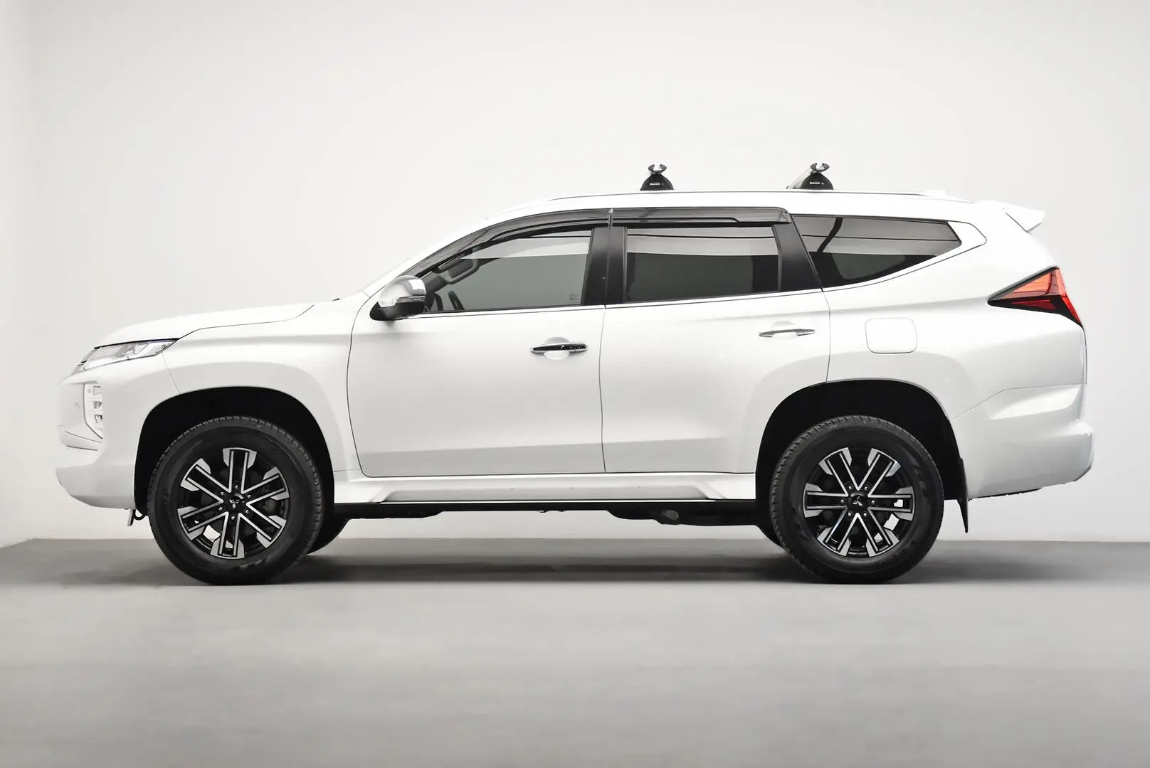 2022 Mitsubishi Pajero Sport Gallery Image 4
