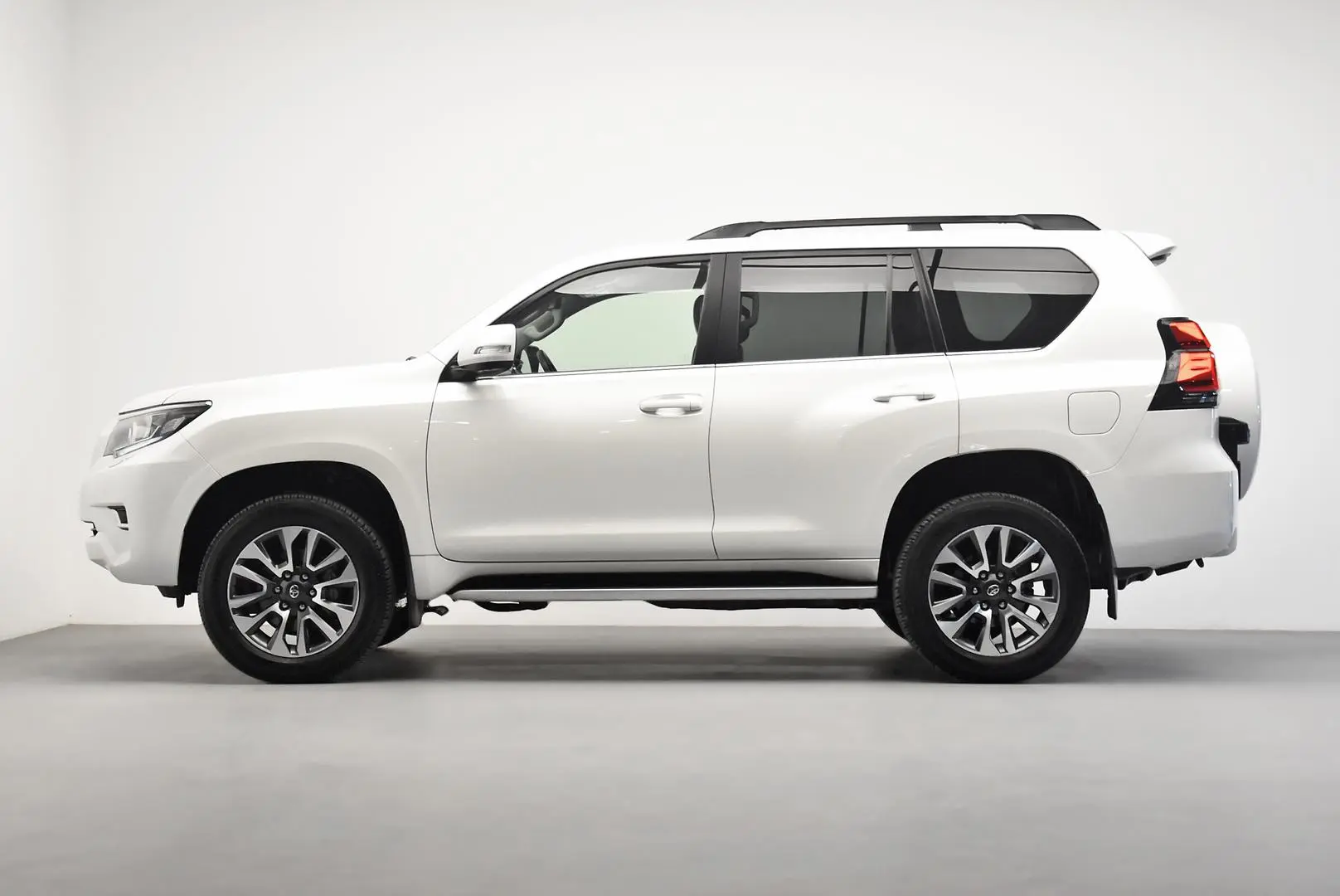 2023 Toyota Landcruiser Prado Gallery Image 4