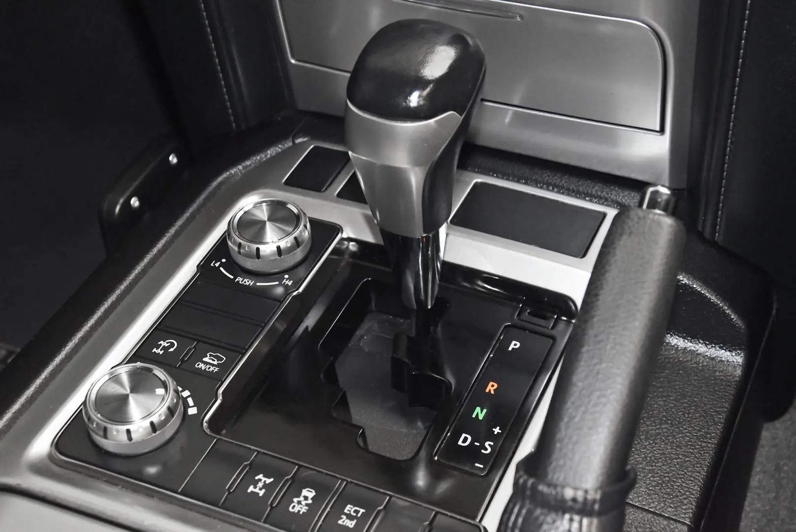 2018 Toyota Landcruiser Gallery Image 12