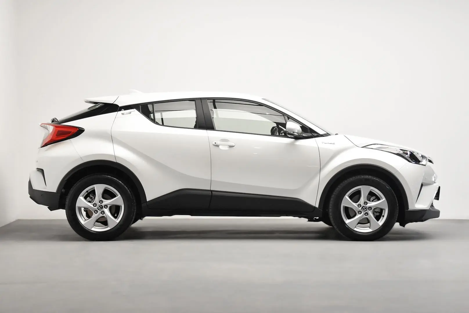 2019 Toyota C-HR Gallery Image 3