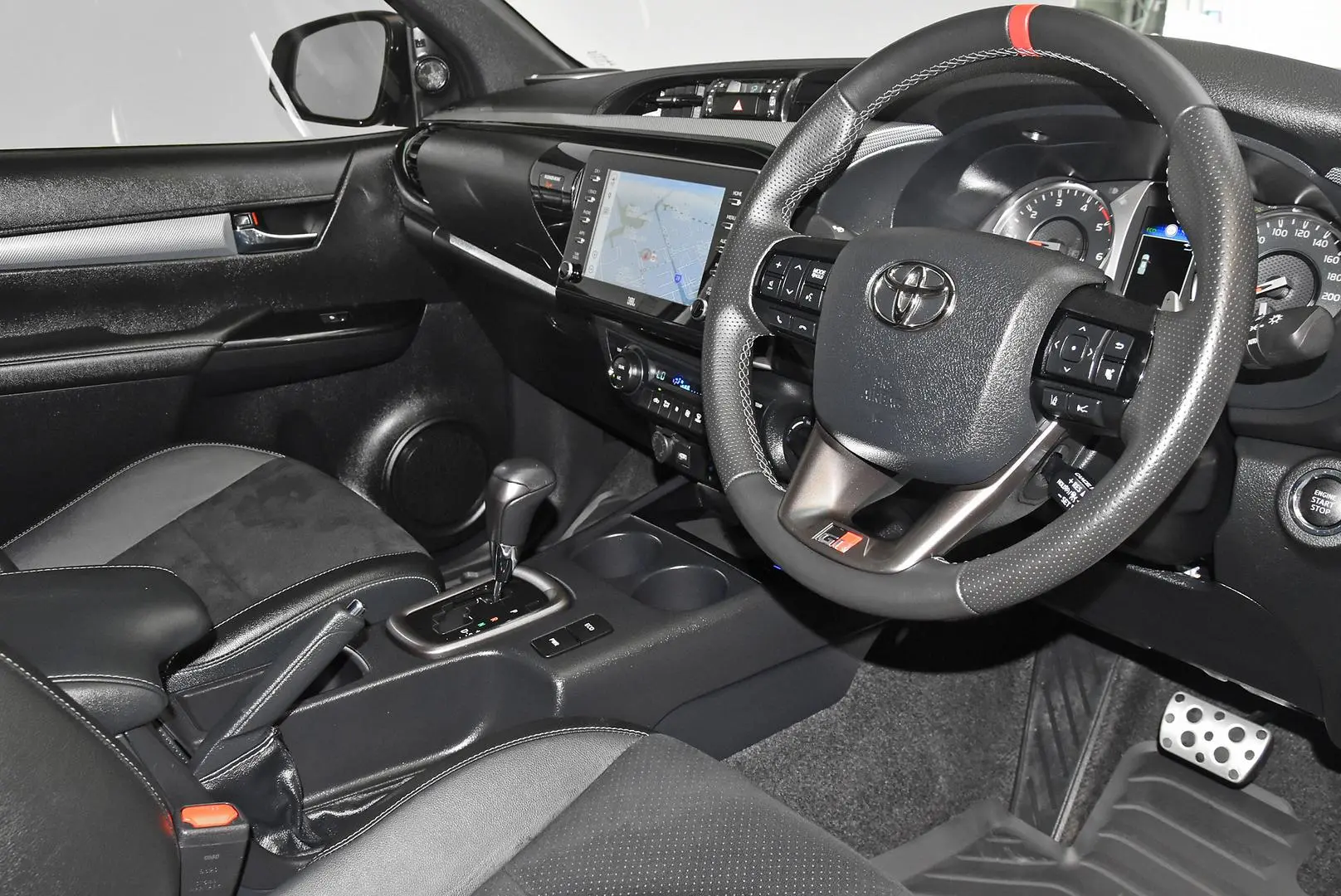 2025 Toyota Hilux Gallery Image 8