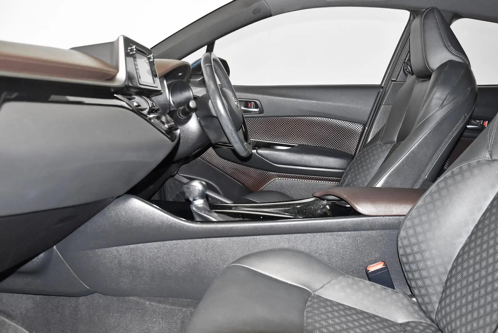 2017 Toyota C-HR Gallery Image 18