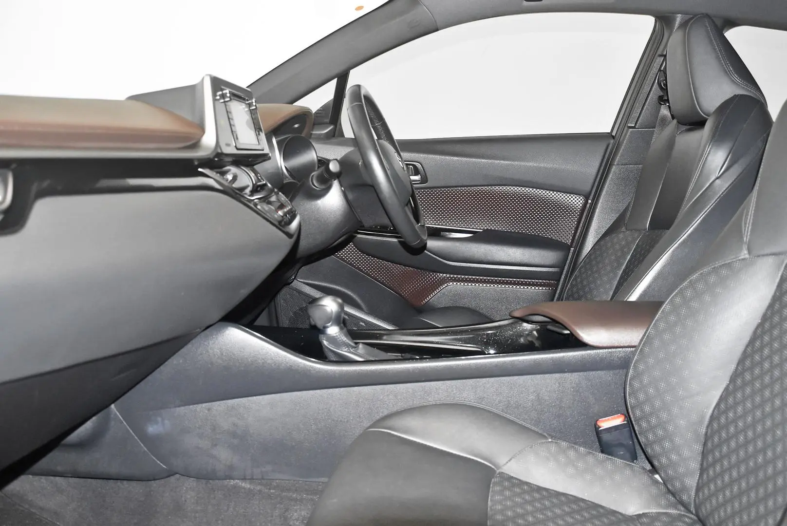 2017 Toyota C-HR Gallery Image 18