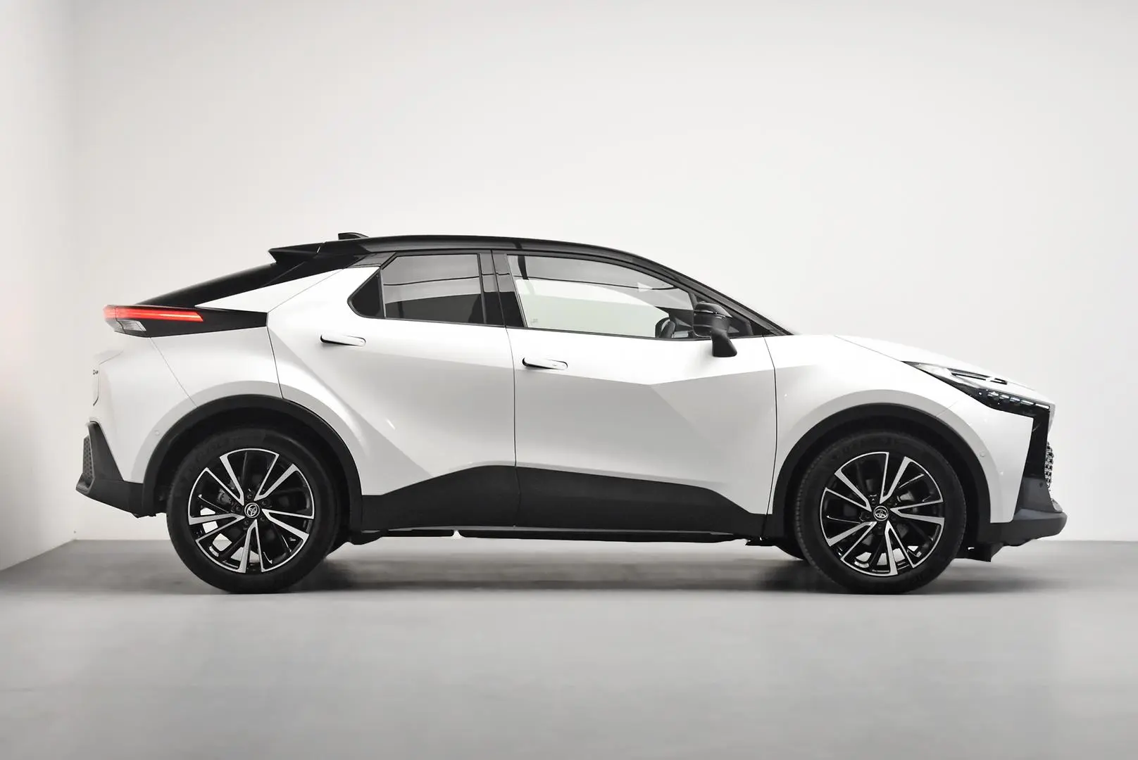 2023 Toyota C-HR Gallery Image 3