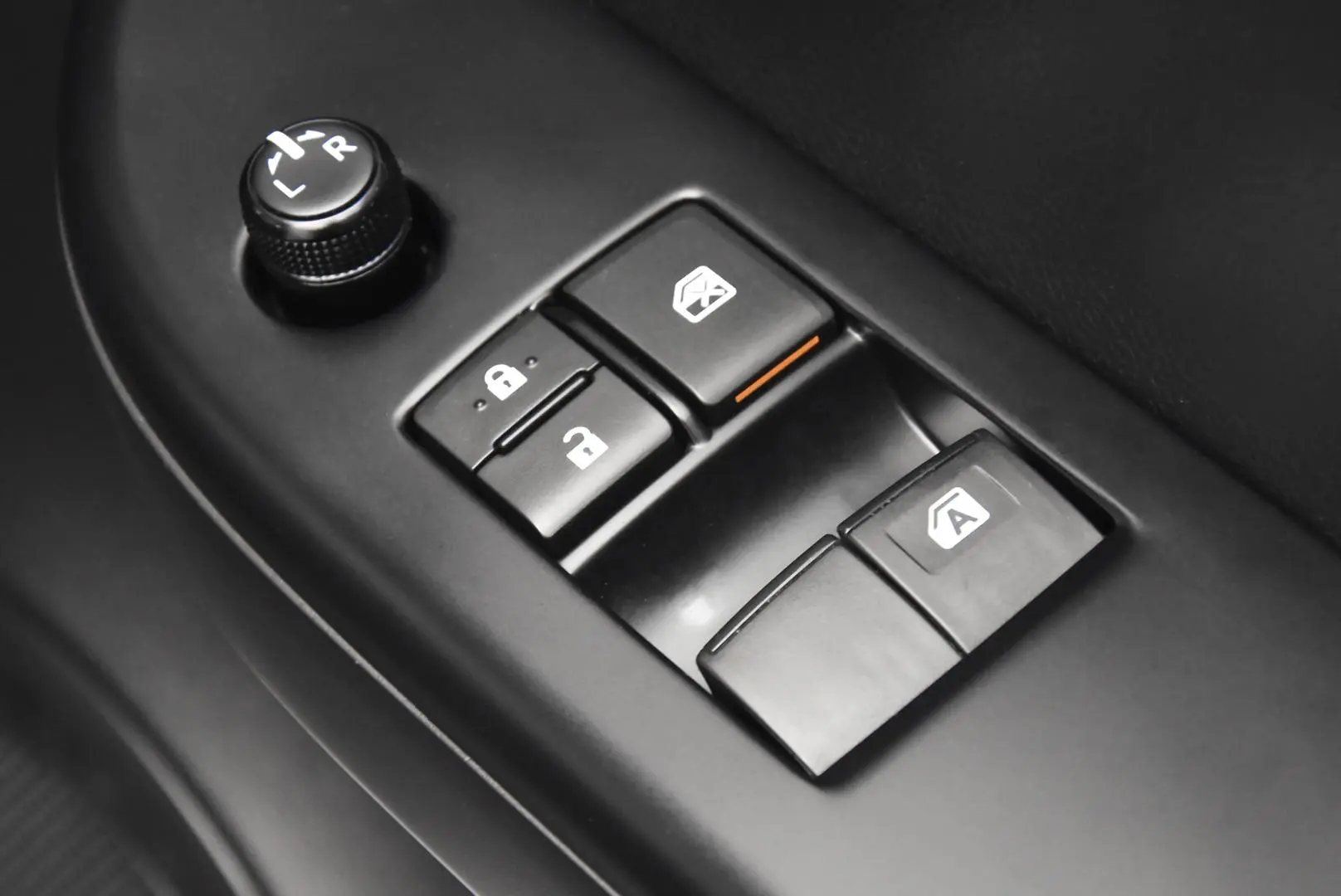 2020 Toyota Hilux Gallery Image 9