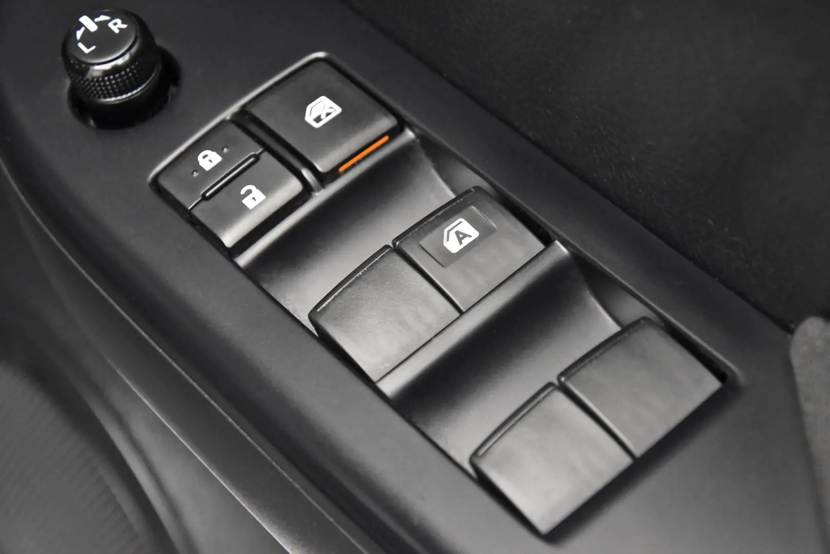 2018 Toyota Hilux Gallery Image 9