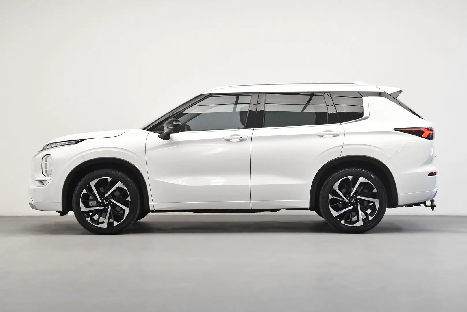 2022 Mitsubishi Outlander Gallery Image 4
