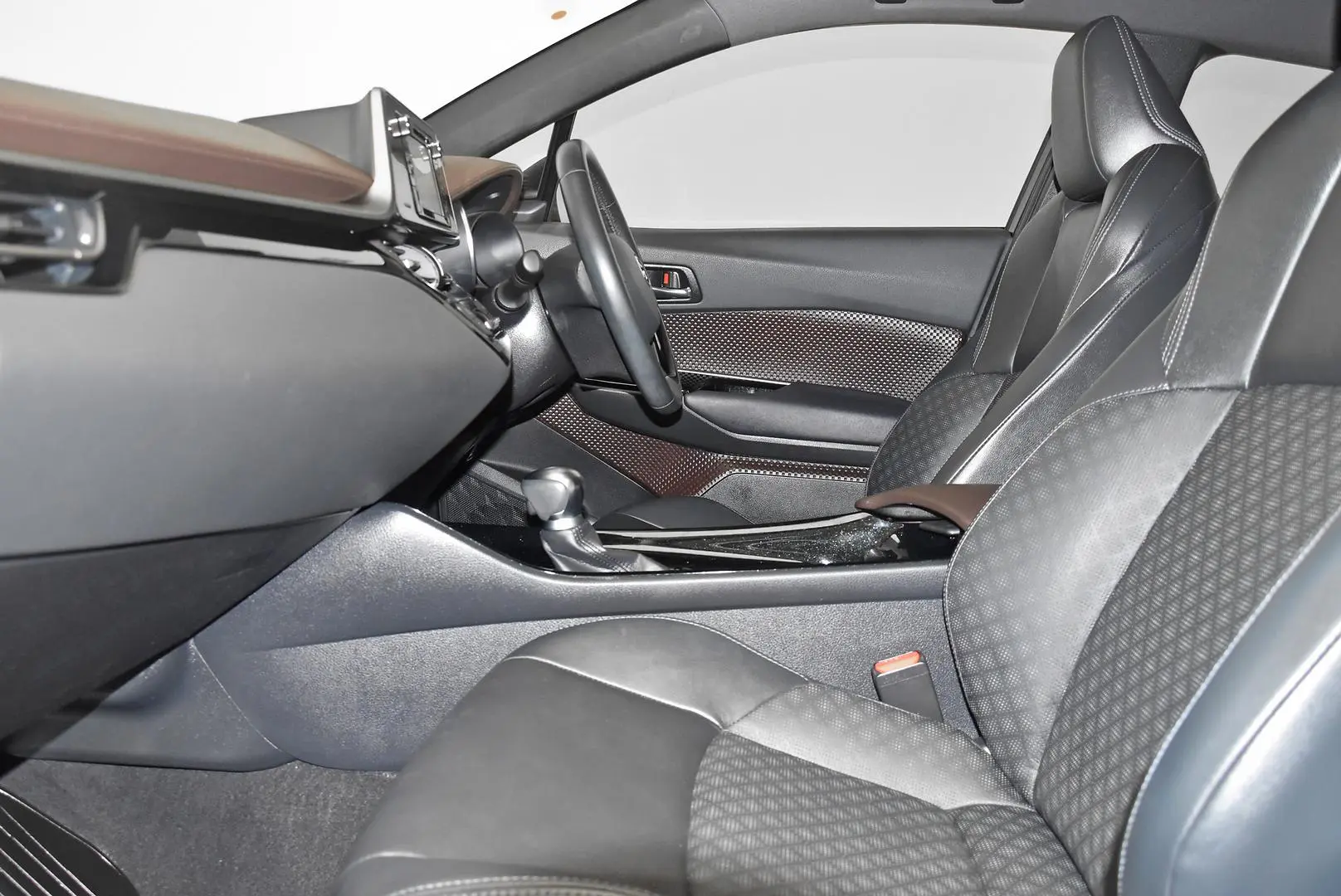 2018 Toyota C-HR Gallery Image 18